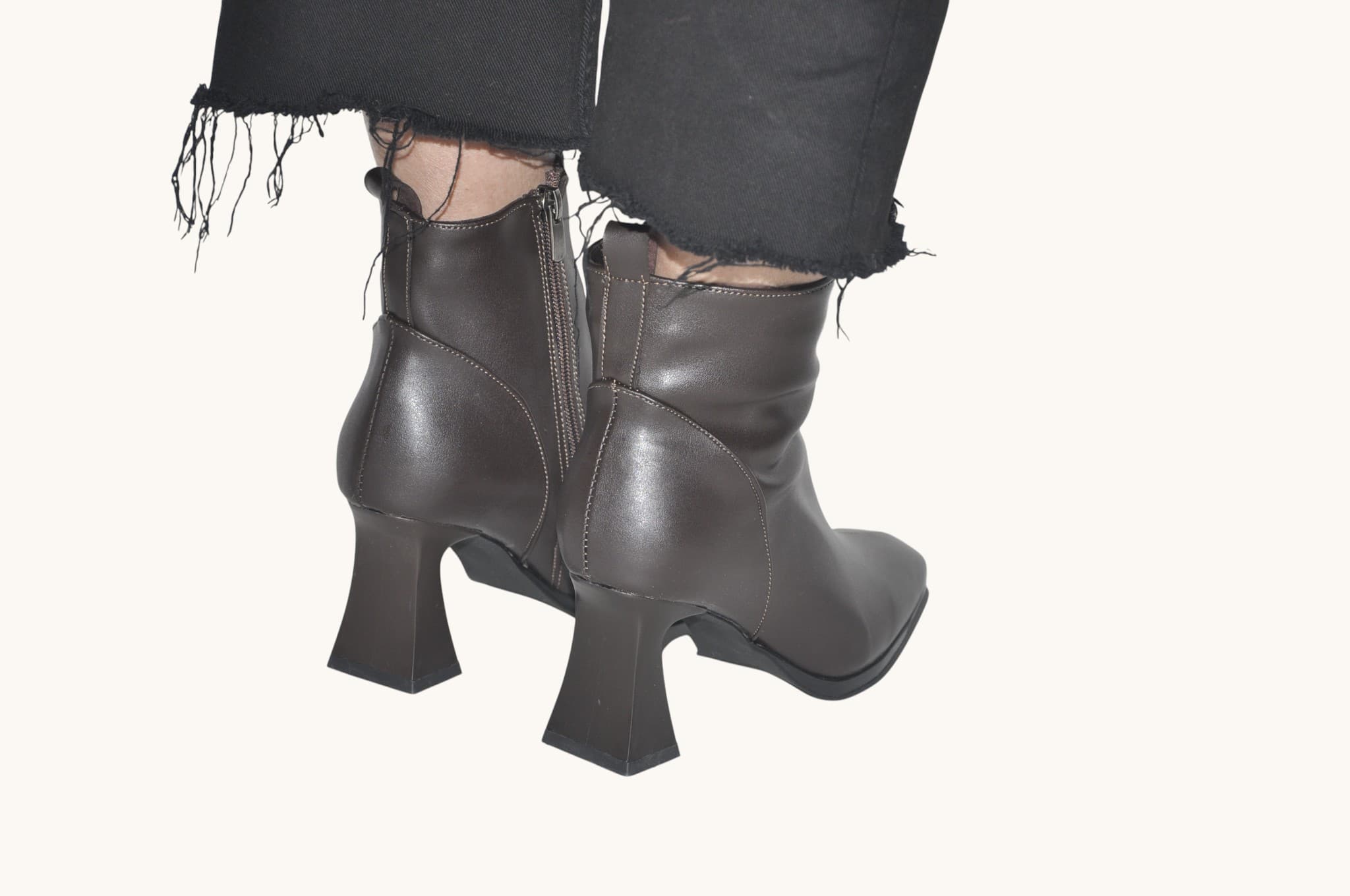 zamansiz-ve-guclu-bir-stil-sunan-kahverengi-renk-topuklu-bilek-bot-gunluk-kullanim-icin-sik-ve-rahat-tasarim-0014