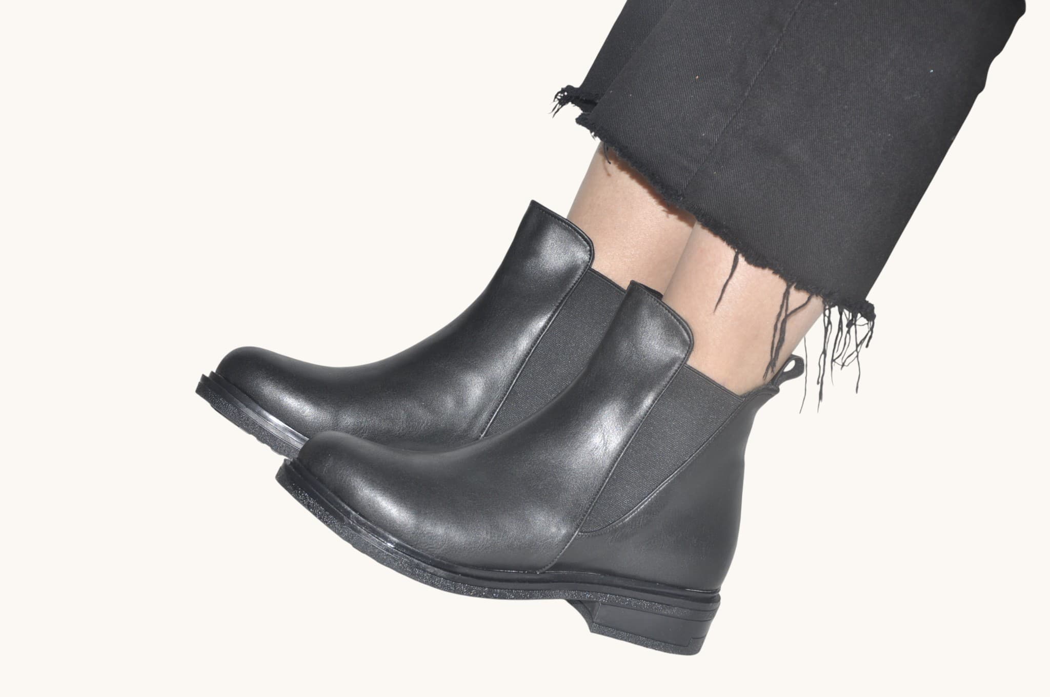 rahat-kalibi-ve-sade-tasarimiyla-one-cikan-siyah-renk-lastik-detayli-bilek-bot-gunluk-ve-zamansiz-stil-0018