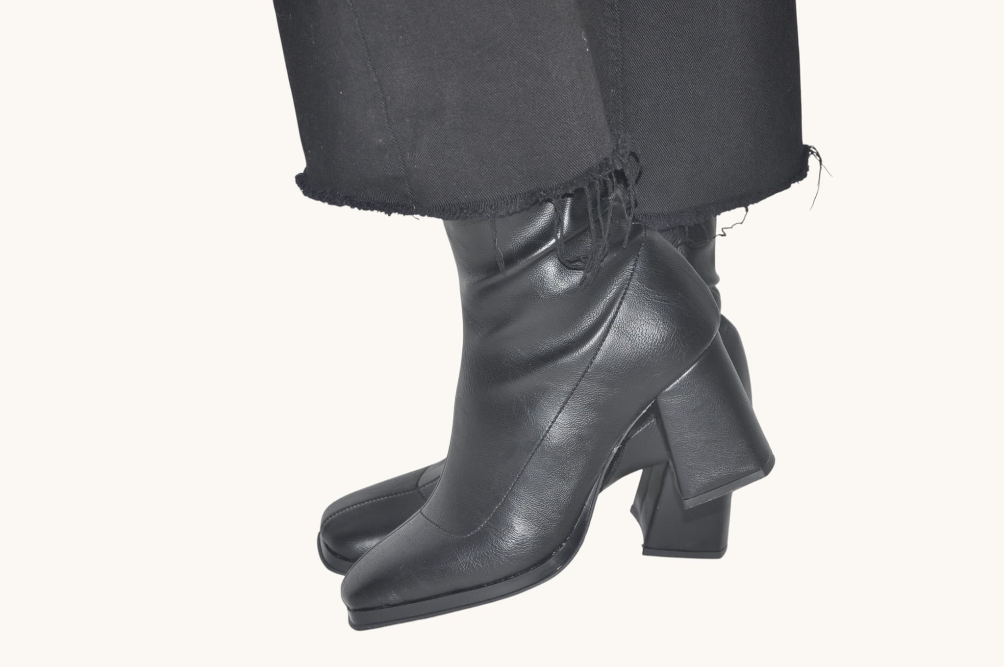 zamansiz-siklik-sunan-siyah-renk-topuklu-bilek-bot-gunluk-ve-klasik-kombinlere-uyumlu-0011