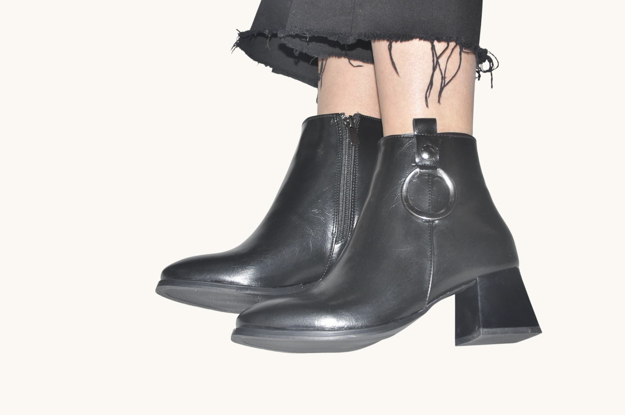 Modern Metal Detayıyla Güçlü Bir Stil Sunan, Siyah Renk Topuklu Bilek Bot – Zamansız ve Şık Tasarım