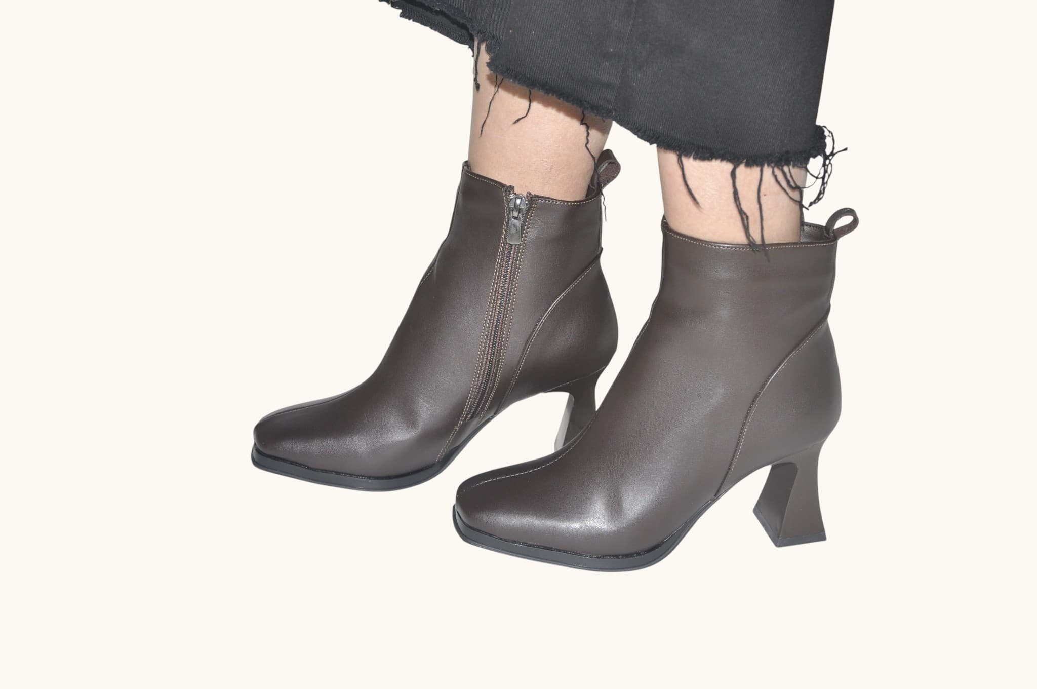 zamansiz-ve-guclu-bir-stil-sunan-kahverengi-renk-topuklu-bilek-bot-gunluk-kullanim-icin-sik-ve-rahat-tasarim-0014