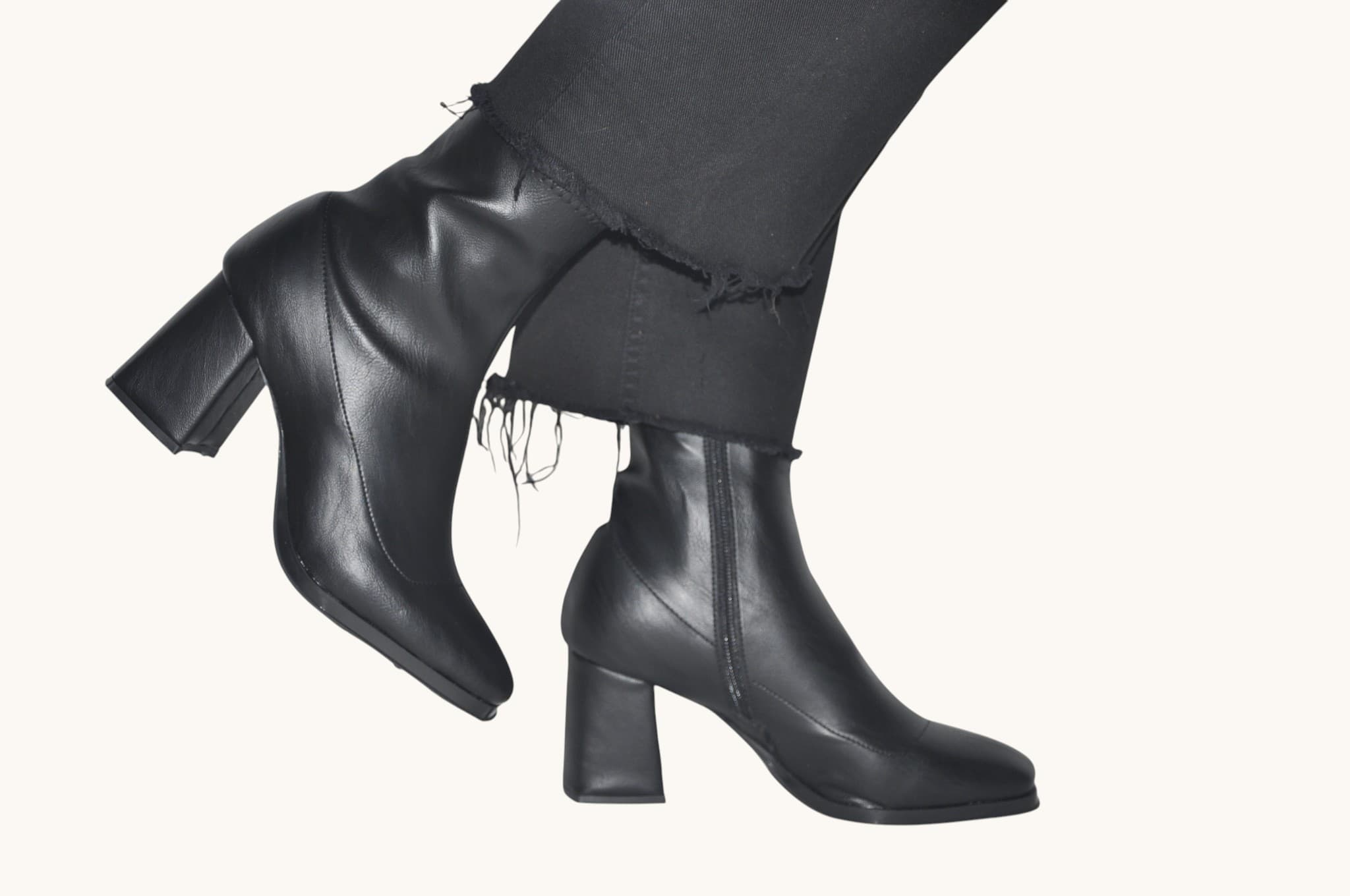 zamansiz-siklik-sunan-siyah-renk-topuklu-bilek-bot-gunluk-ve-klasik-kombinlere-uyumlu-0011