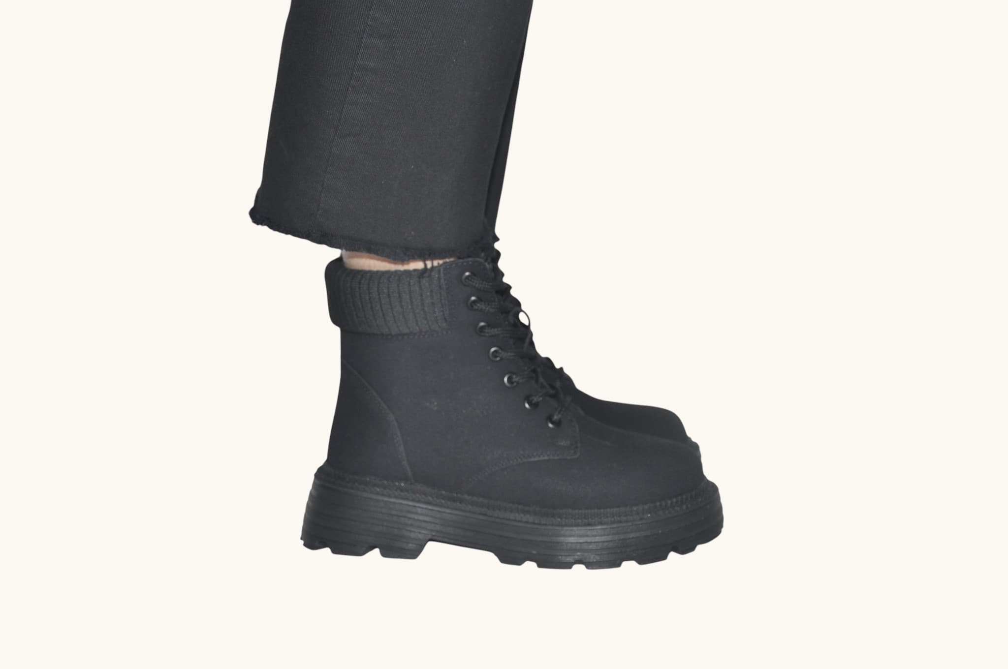 guclu-durusun-simgesi-siyah-kalin-tabanli-bot-0028