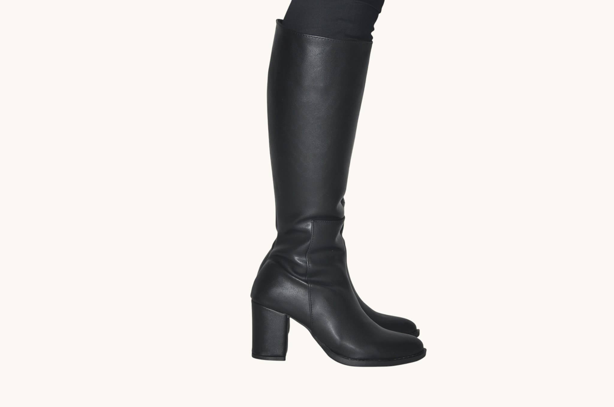 Klasik Şıklık: Siyah Diz Altı Topuklu Çizme