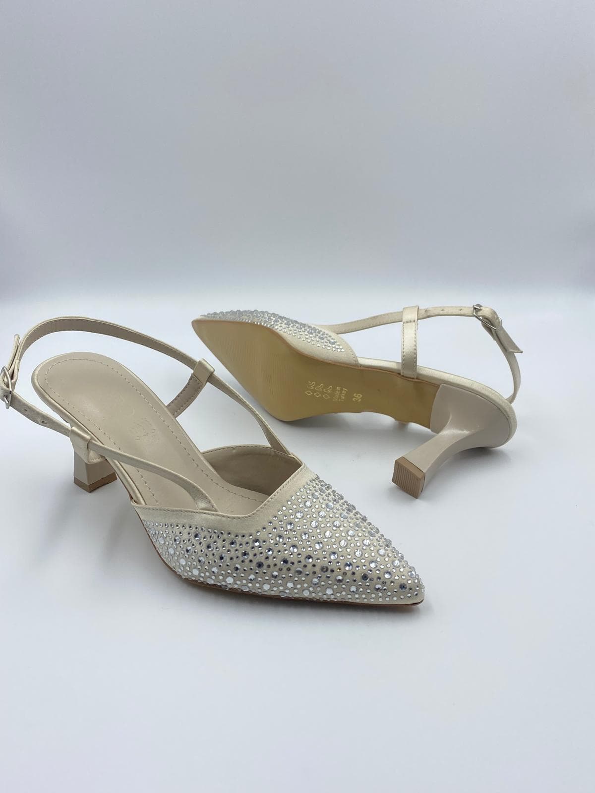 kocak-shoesun-sade-tasli-bej-topuklusu-ile-sikligin-zamansiz-yansimasi