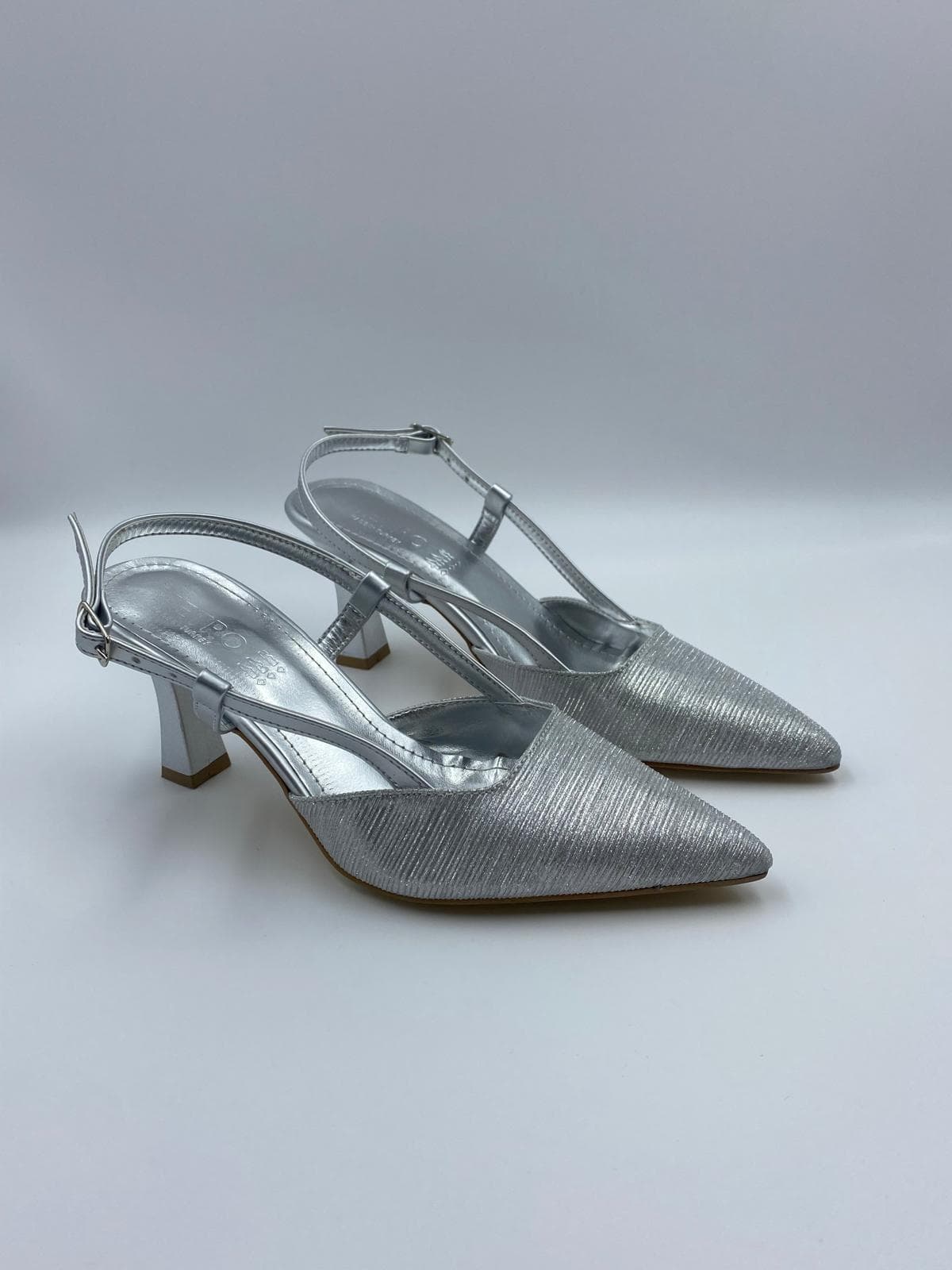 kocak-shoes-gumus-parlak-topuklu-ayakkabi-modern-sikligin-ve-zarafetin-isiltili-yorumu
