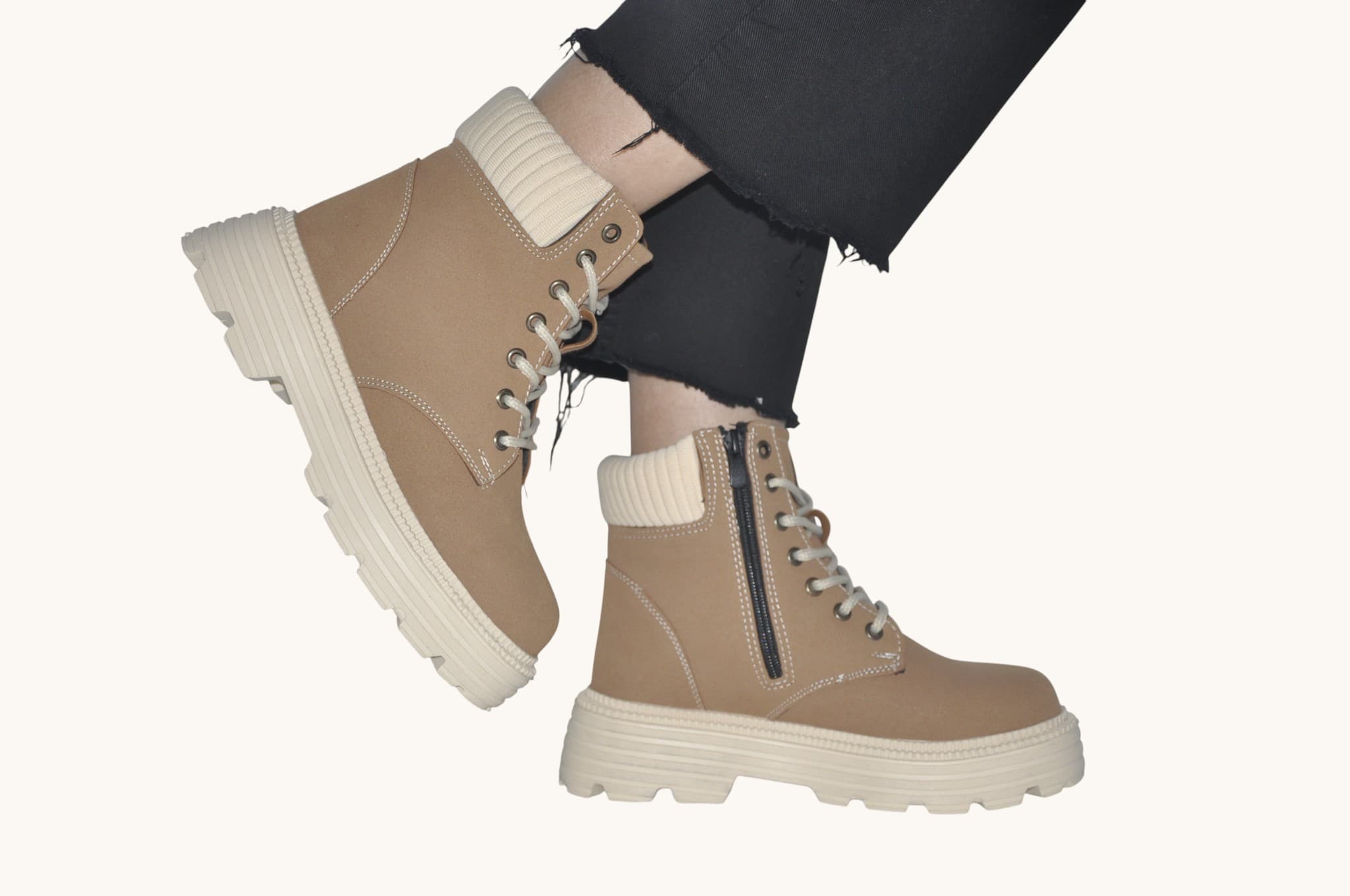 Sıcak Dokunuşlarla Modern Konfor: Bej Kalın Tabanlı Bot