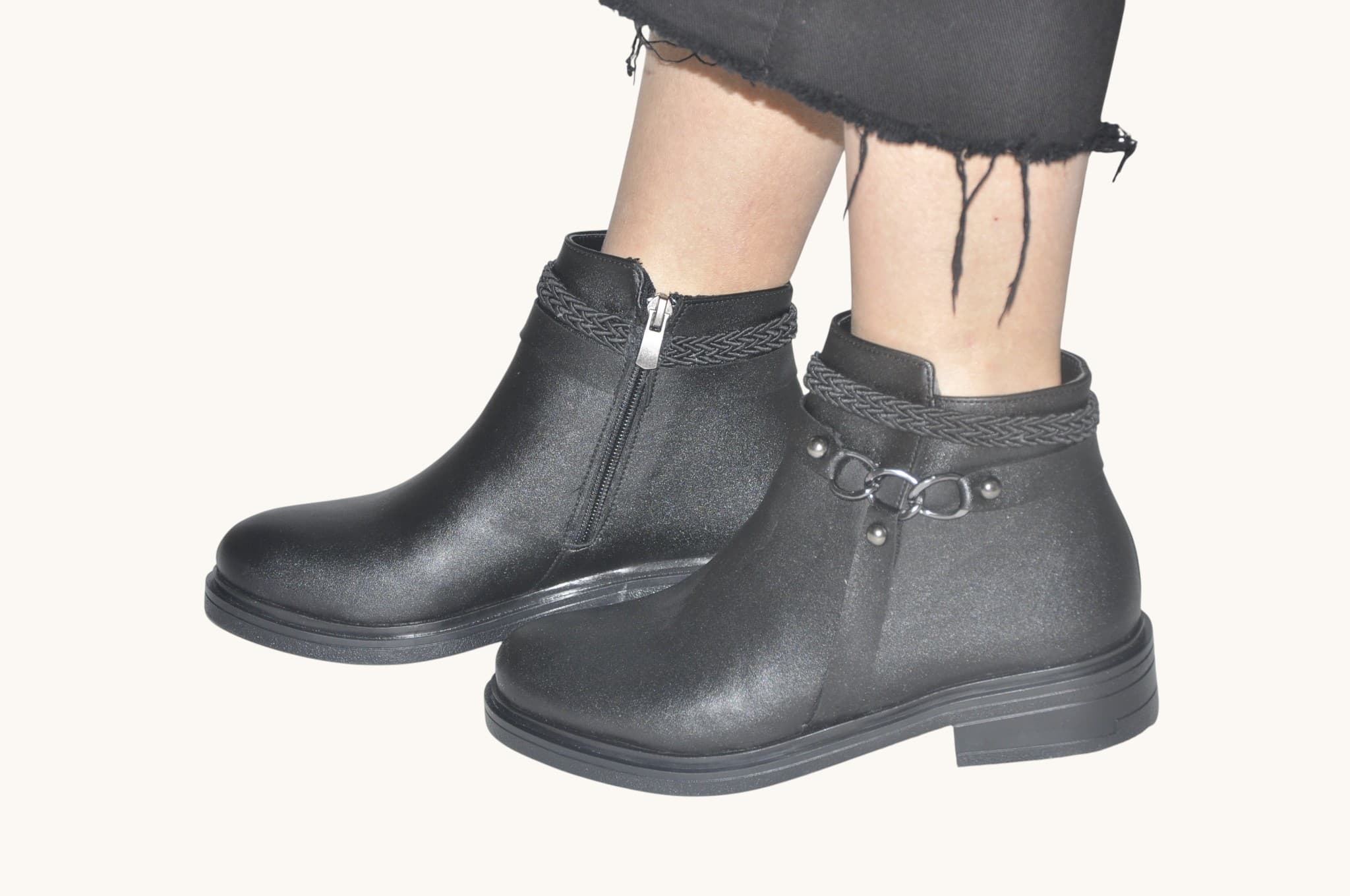 Örgü ve Halka Detaylı, Siyah Renk Düz Tabanlı Bilek Bot – Günlük Rahat ve Şık Tasarım