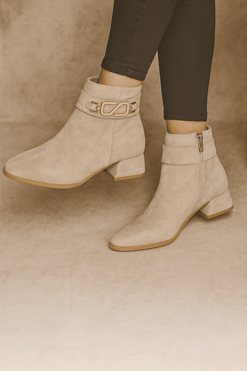 bej-suet-gold-toka-detayli-rahat-kalin-topuklu-kadin-gunluk-and-sehir-stili-kisa-bot-b004