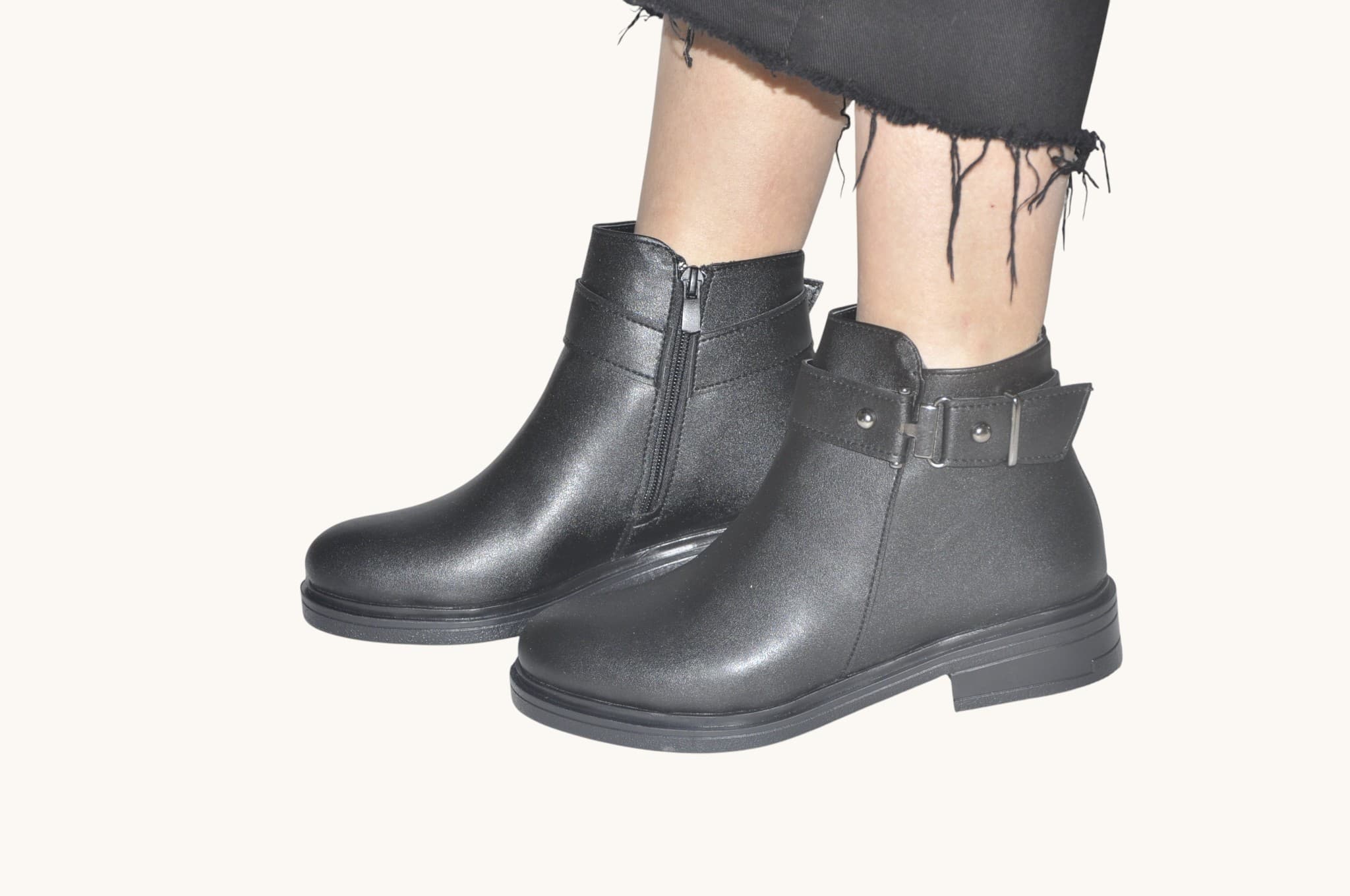 tokali-detayiyla-siklik-kazanan-siyah-renk-duz-tabanli-bilek-bot-gunluk-ve-konforlu-kullanim-0019