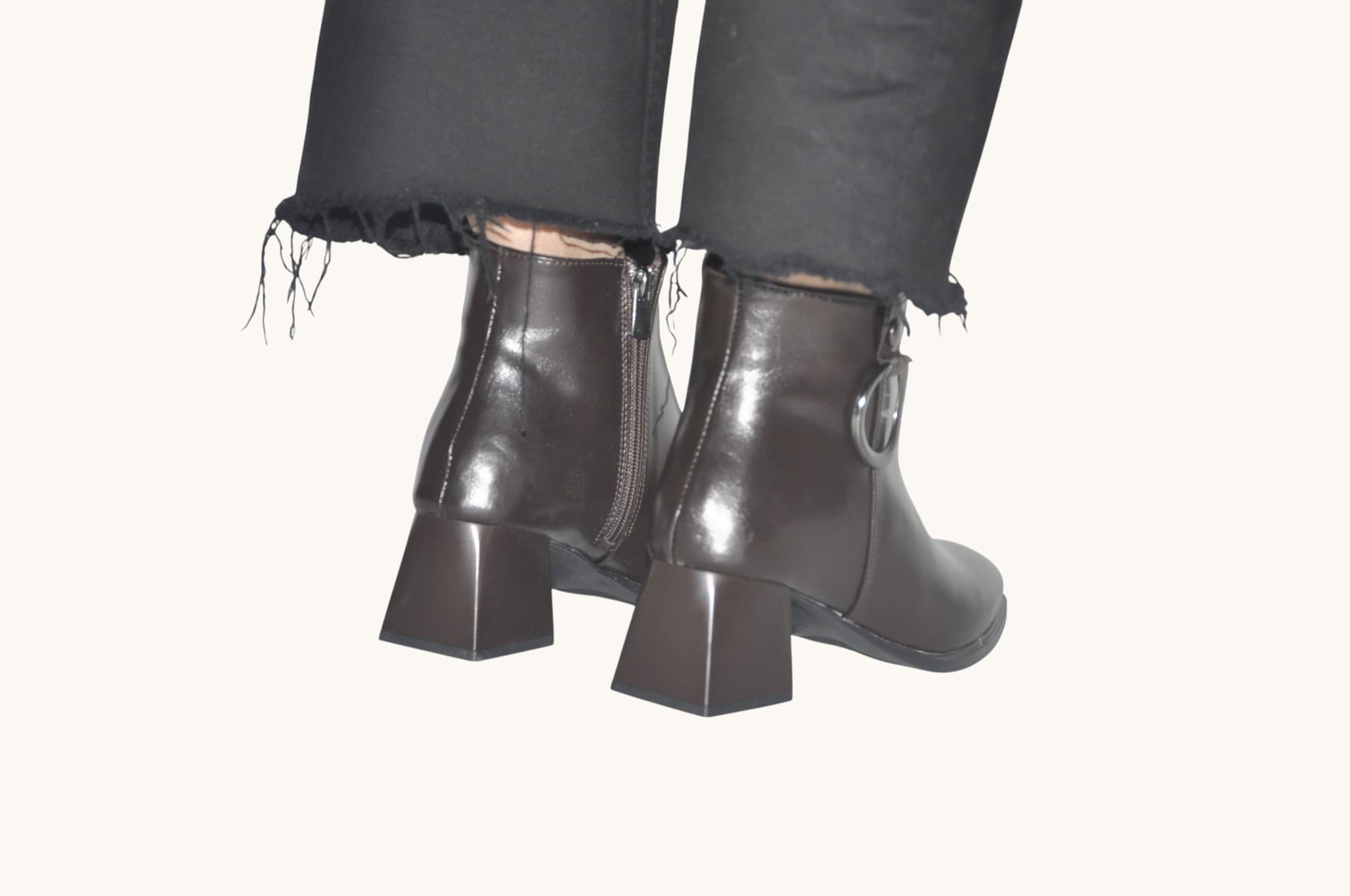 modern-metal-detayiyla-fark-yaratan-kahverengi-renk-topuklu-bilek-bot-sik-ve-guclu-bir-durus-0015