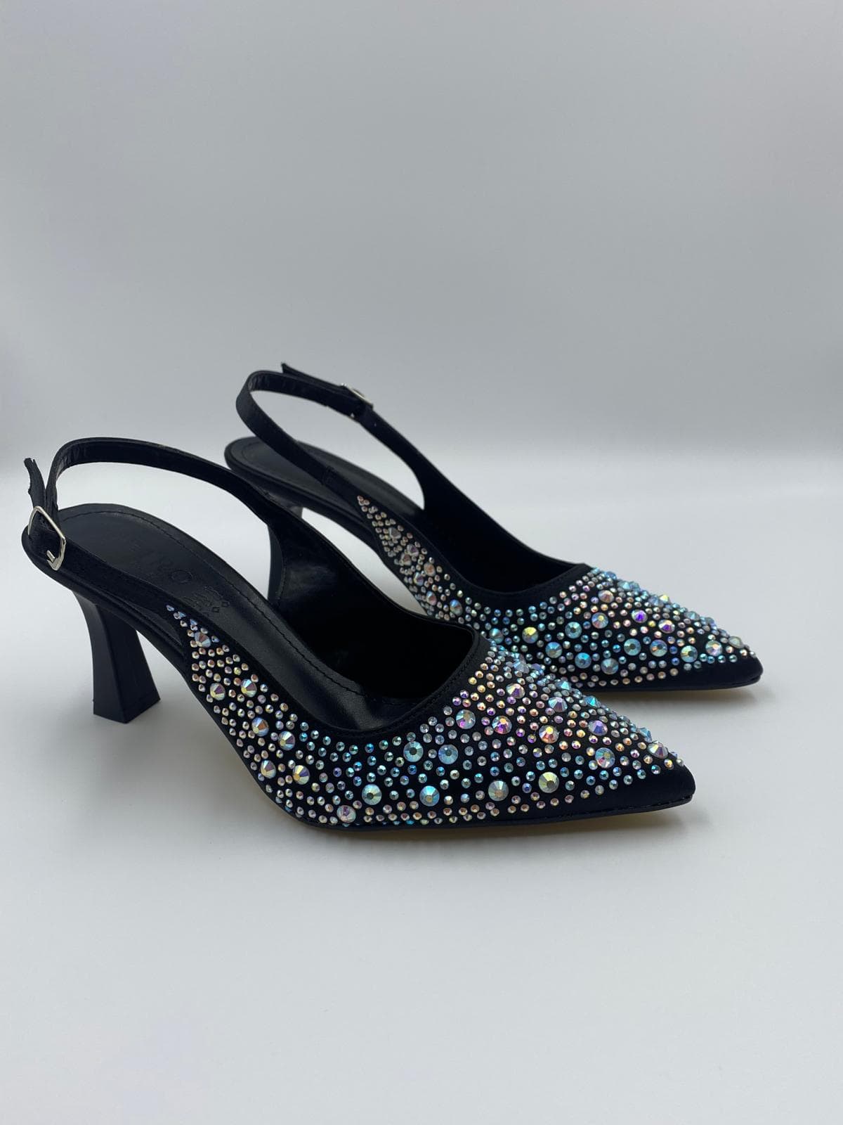 kocak-shoesun-siyah-tasli-topuklusu-ile-geceye-isiltini-yansit