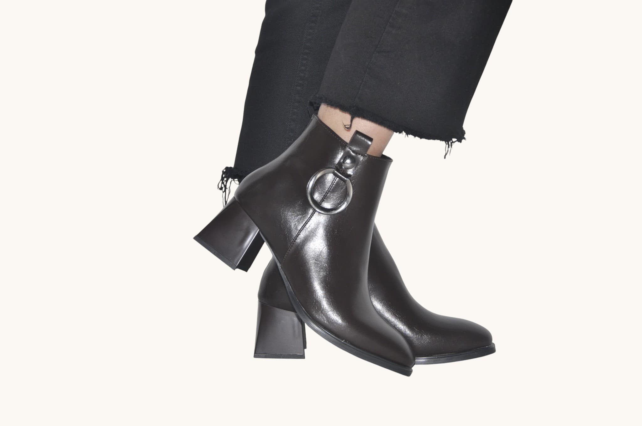 modern-metal-detayiyla-fark-yaratan-kahverengi-renk-topuklu-bilek-bot-sik-ve-guclu-bir-durus-0015