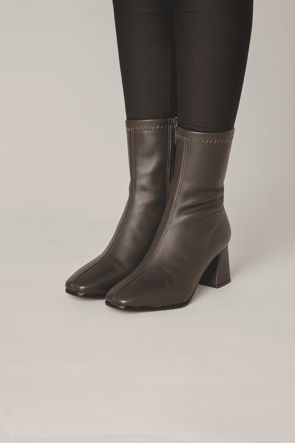 koyu-kahverengi-ince-uclu-yuksek-bilek-fermuarli-kadin-topuklu-cizme-modern-zarif-tasarim-and-gun-boyu-rahatlik-b0010