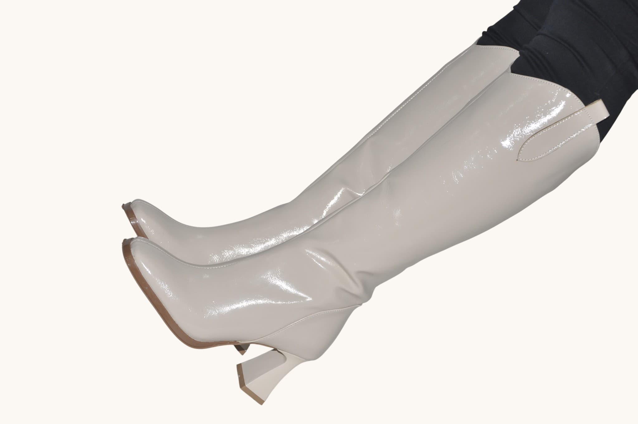 bej-parlak-ince-topuklu-diz-alti-cizme-0040