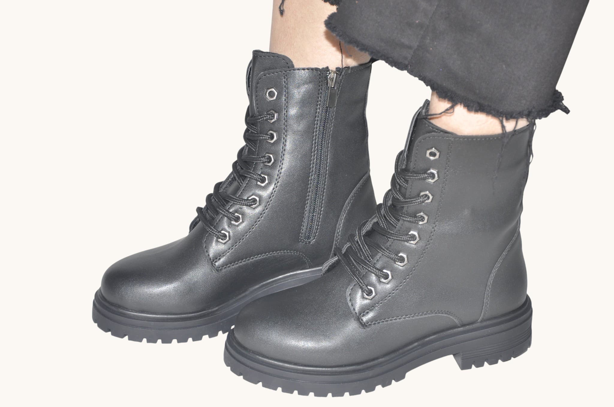 Bağcıklı ve Fermuarlı, Siyah Renk Kalın Tabanlı Bot – Günlük Kullanıma Uygun Güçlü ve Konforlu Tasarım