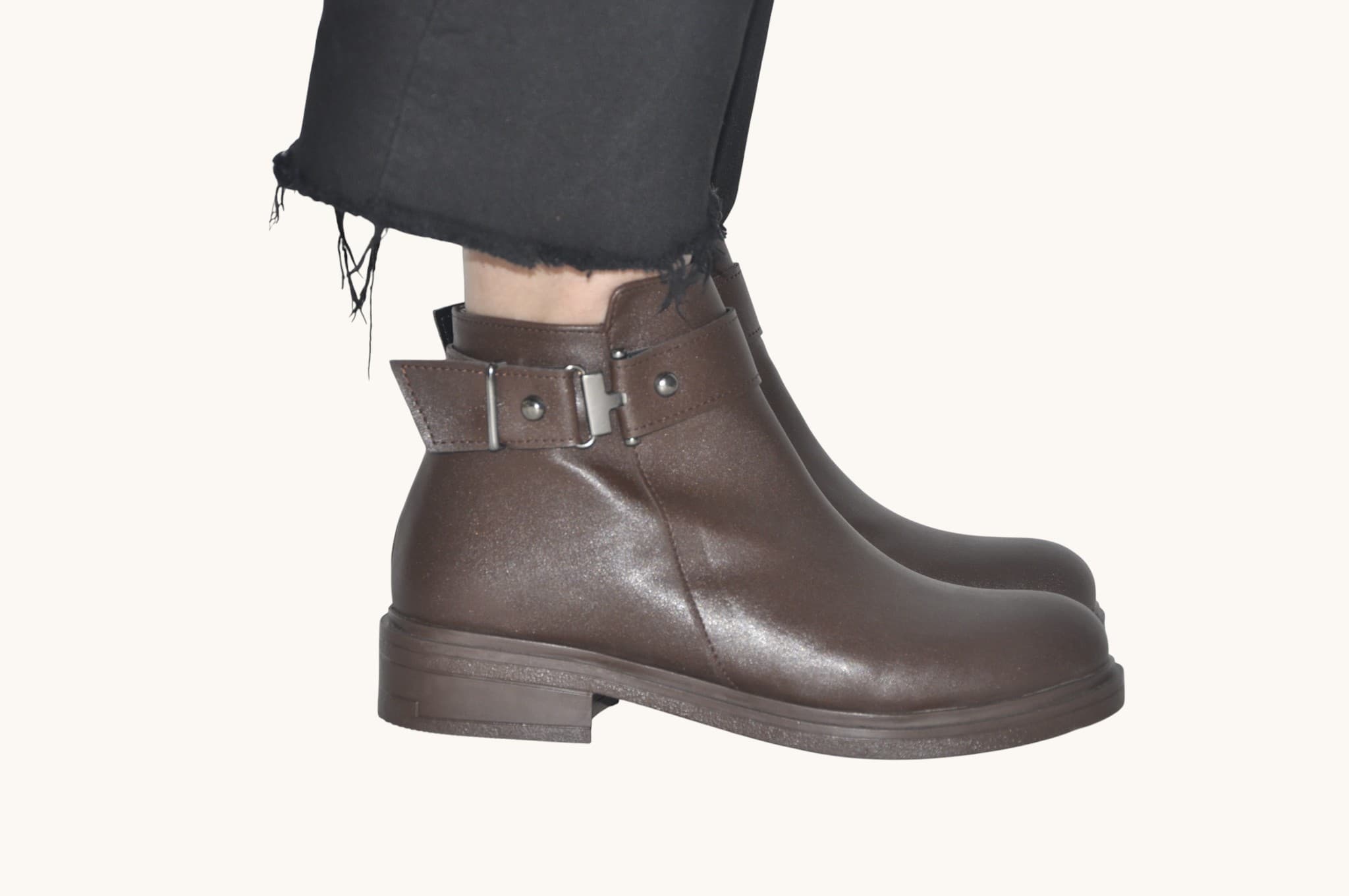 tokali-detayli-kahverengi-renk-duz-tabanli-bilek-bot-gunluk-rahat-ve-zamansiz-stil-0021