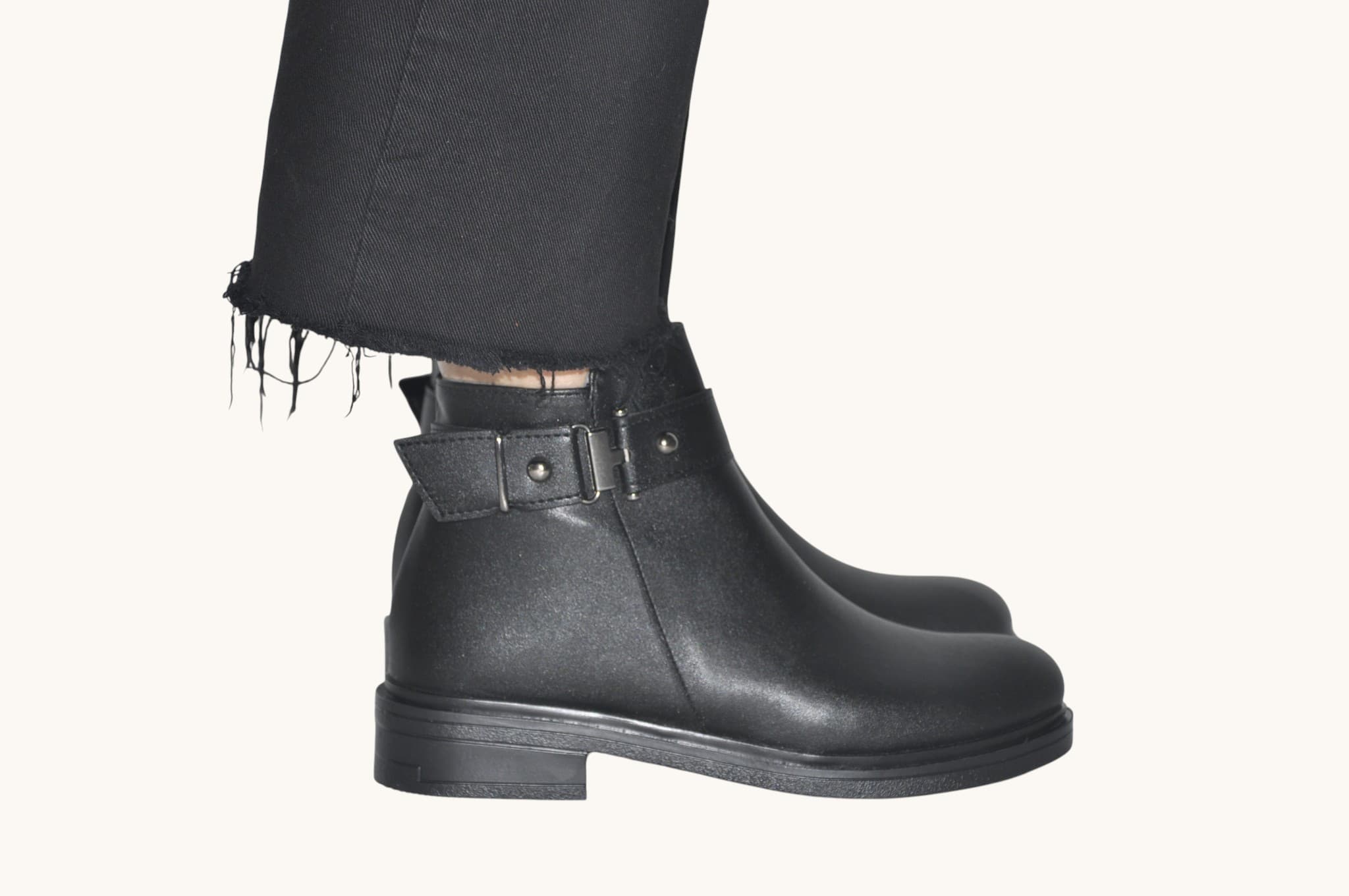 tokali-detayiyla-siklik-kazanan-siyah-renk-duz-tabanli-bilek-bot-gunluk-ve-konforlu-kullanim-0019