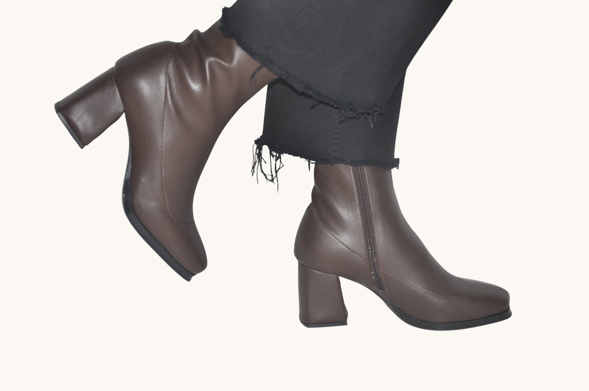 dogal-ve-zarif-gorunum-sunan-kahverengi-renk-topuklu-bilek-bot-gunluk-siklik-ve-konfor-bir-arada-0012