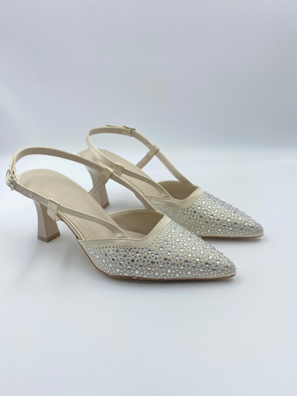 kocak-shoesun-sade-tasli-bej-topuklusu-ile-sikligin-zamansiz-yansimasi