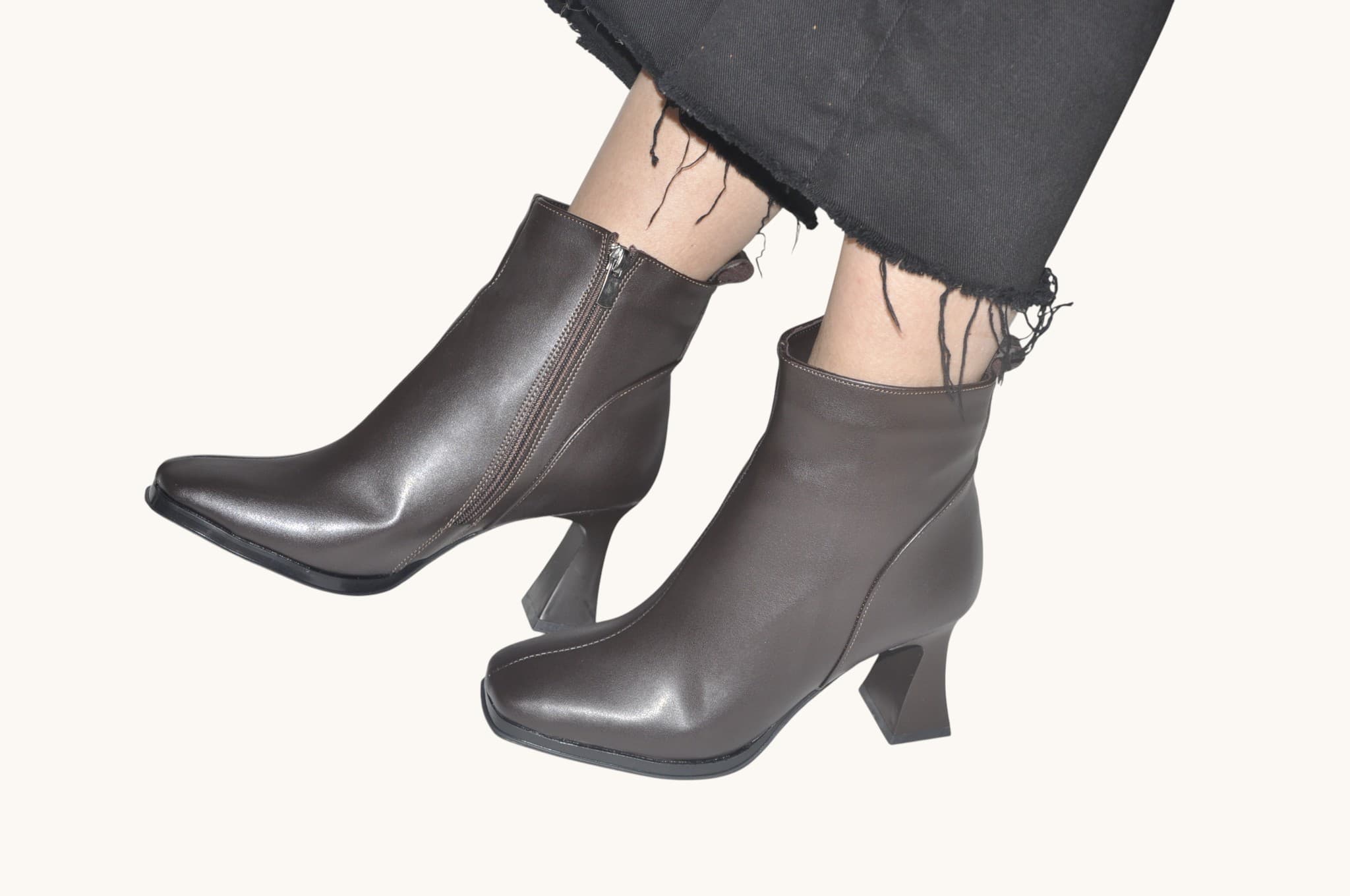 Zamansız ve Güçlü Bir Stil Sunan, Kahverengi Renk Topuklu Bilek Bot – Günlük Kullanım İçin Şık ve Rahat Tasarım