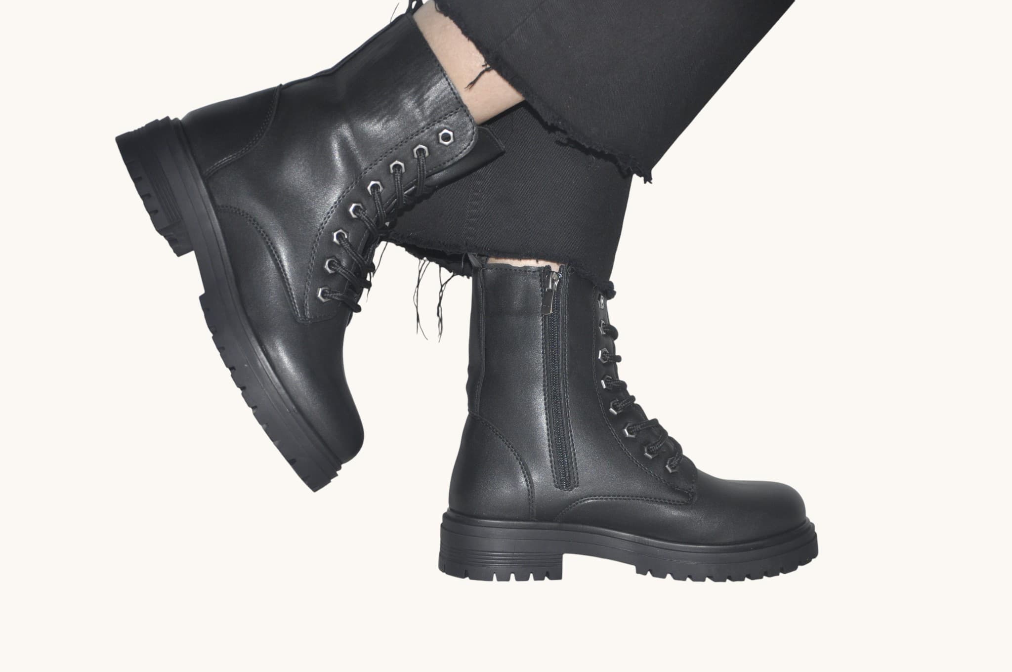 bagcikli-ve-fermuarli-siyah-renk-kalin-tabanli-bot-gunluk-kullanima-uygun-guclu-ve-konforlu-tasarim-0025