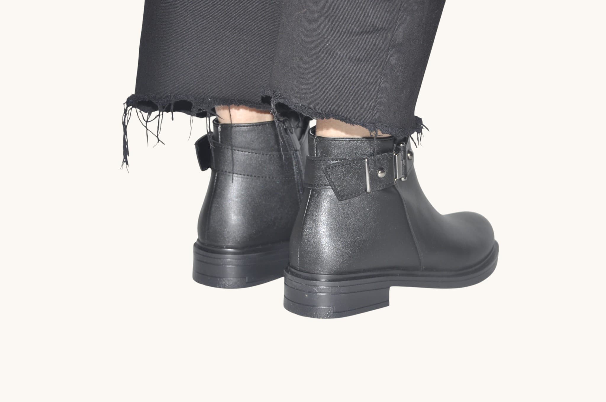 tokali-detayiyla-siklik-kazanan-siyah-renk-duz-tabanli-bilek-bot-gunluk-ve-konforlu-kullanim-0019