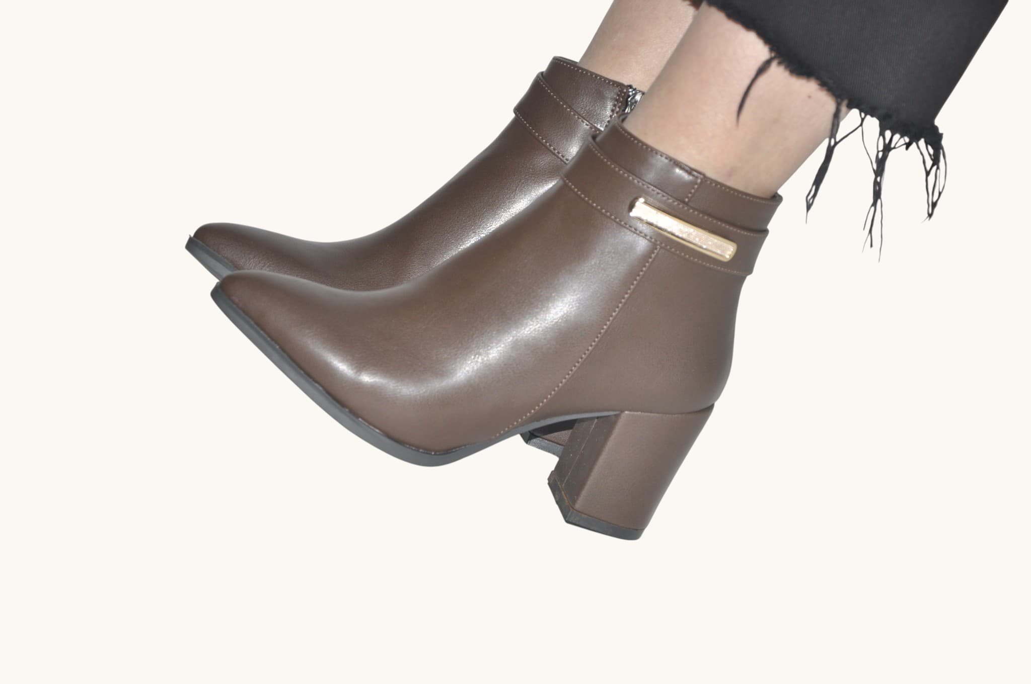 Zarif Metal Detayıyla Şıklığı Tamamlayan, Kahverengi Renk Topuklu Bilek Bot – Zamansız ve Feminen Tasarım