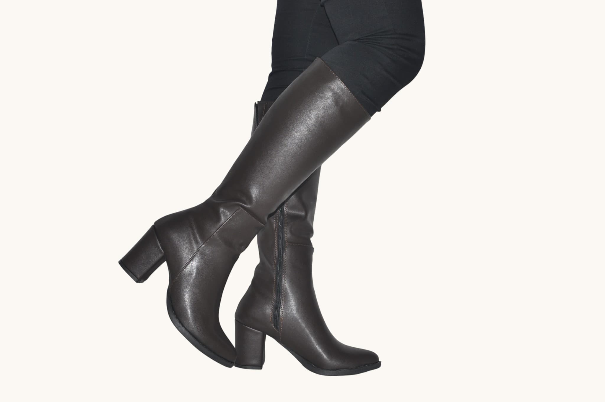 Zarif Duruş: Acı Kahve Diz Altı Topuklu Çizme