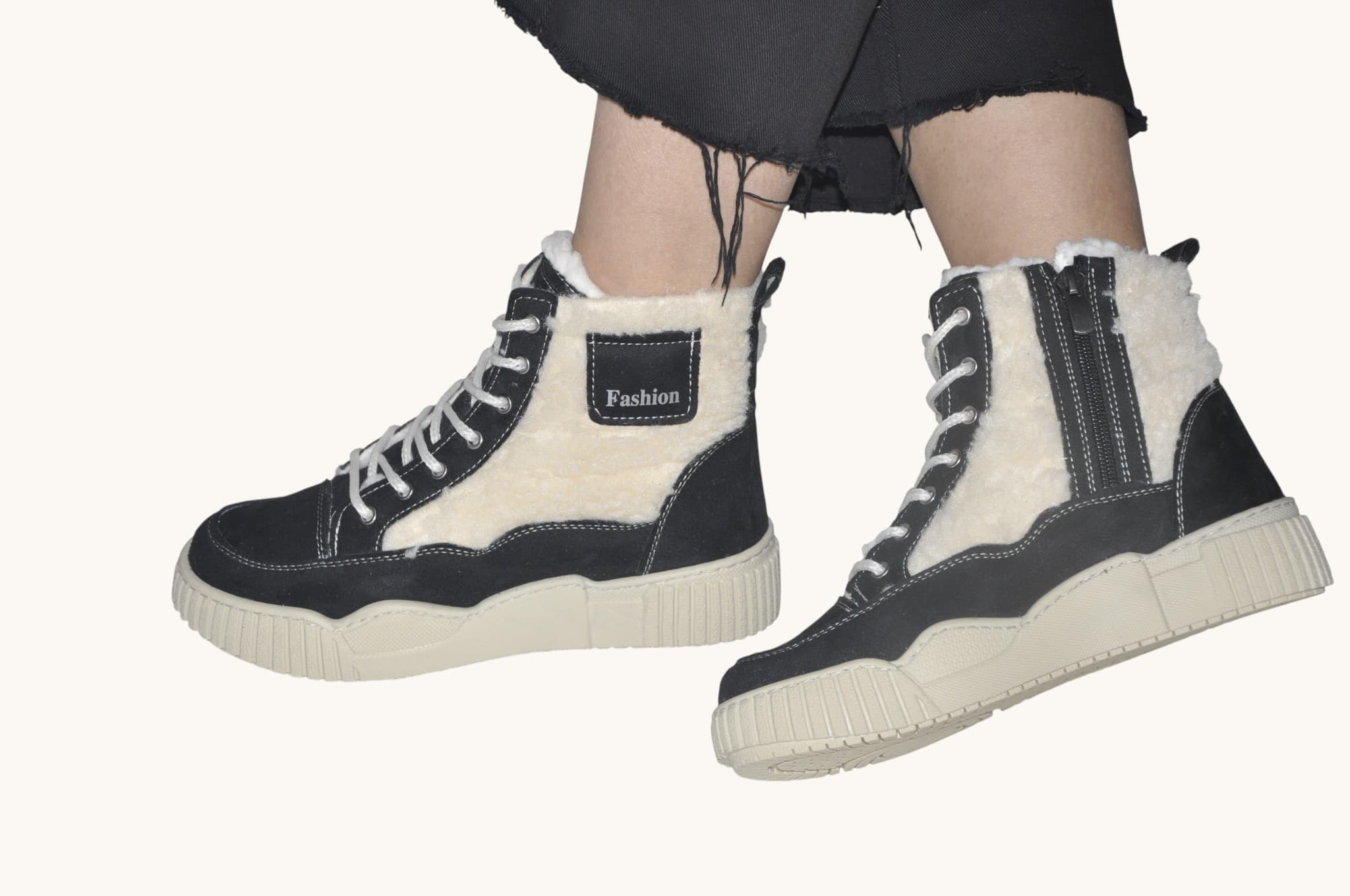 Zamansız Stil: İçi Kürklü Siyah Bağcıklı Kışlık Bot