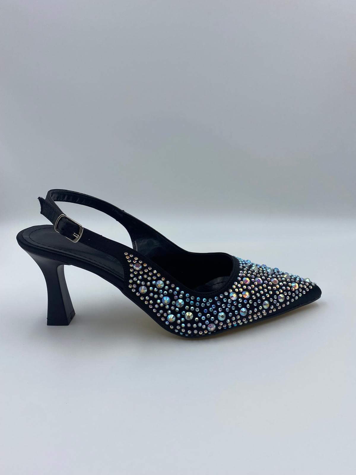 ✨ Koçak Shoes’un Siyah Taşlı Topuklusu ile Geceye Işıltını Yansıt ✨