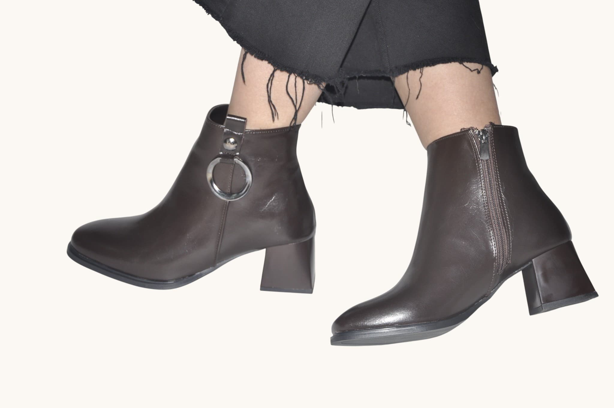 Modern Metal Detayıyla Fark Yaratan, Kahverengi Renk Topuklu Bilek Bot – Şık ve Güçlü Bir Duruş