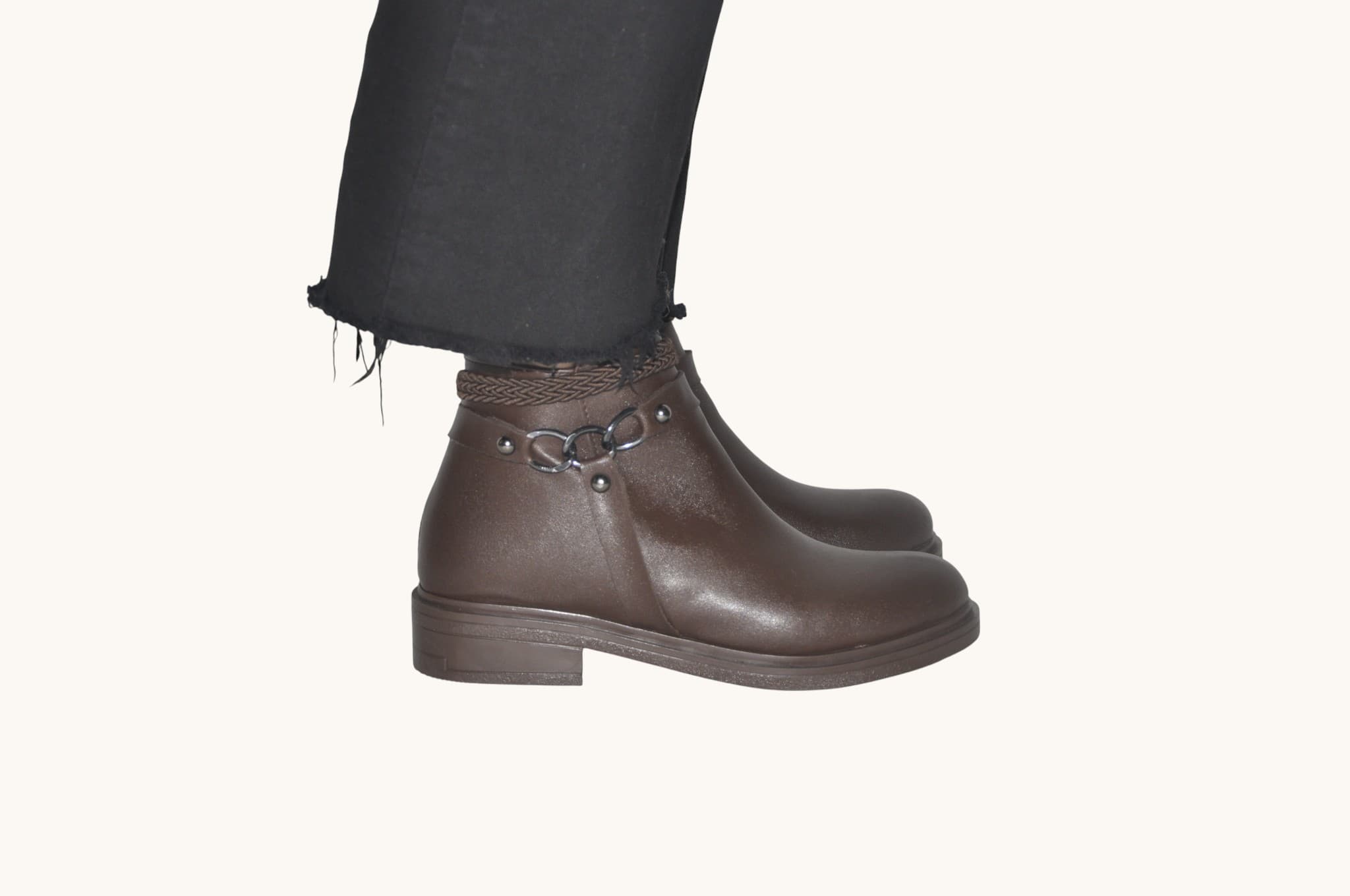 orgu-ve-halka-detayli-kahverengi-renk-duz-tabanli-bilek-bot-gunluk-sik-ve-konforlu-tasarim-kadin-0024