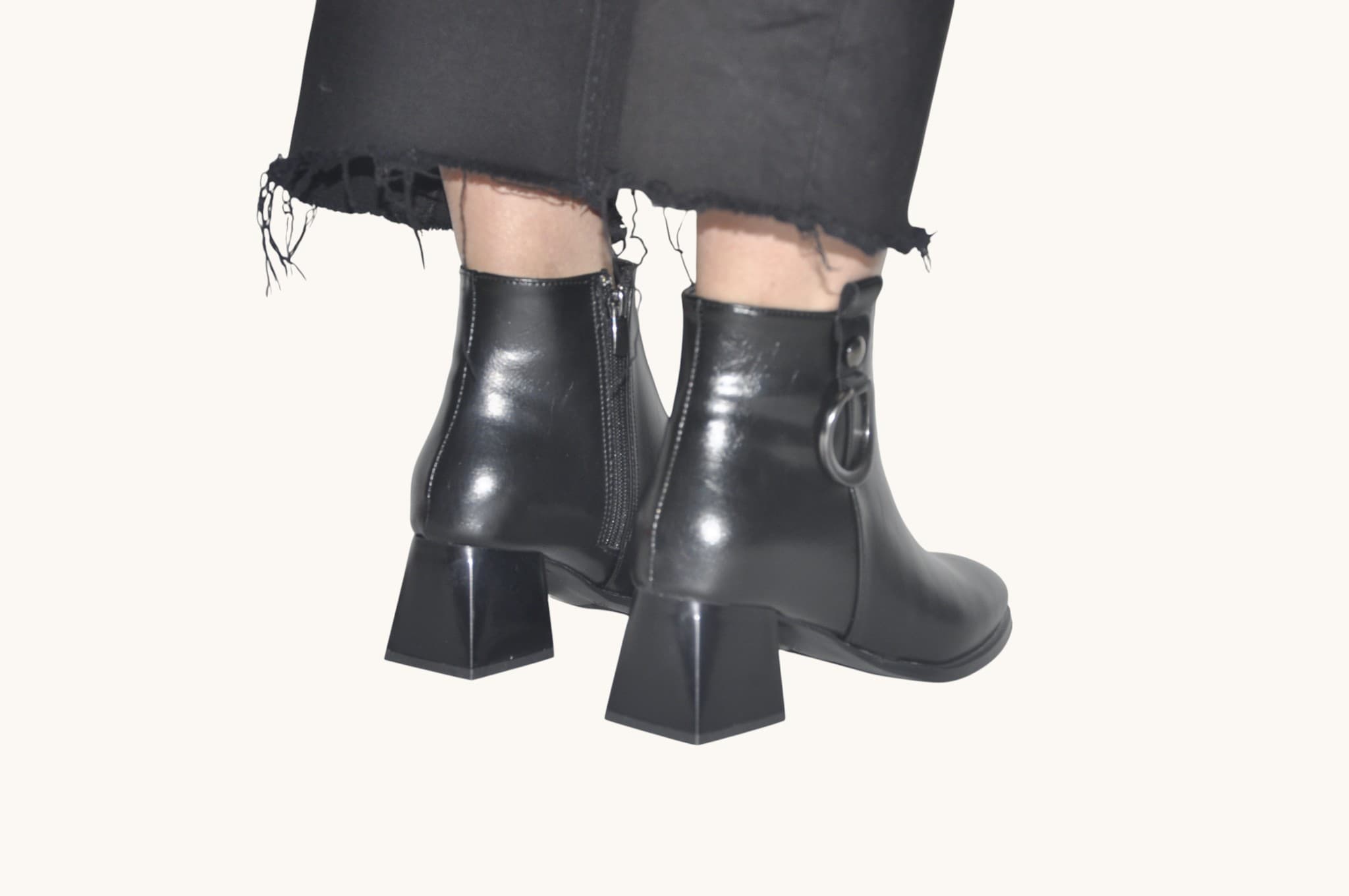 modern-metal-detayiyla-guclu-bir-stil-sunan-siyah-renk-topuklu-bilek-bot-zamansiz-ve-sik-tasarim-0016