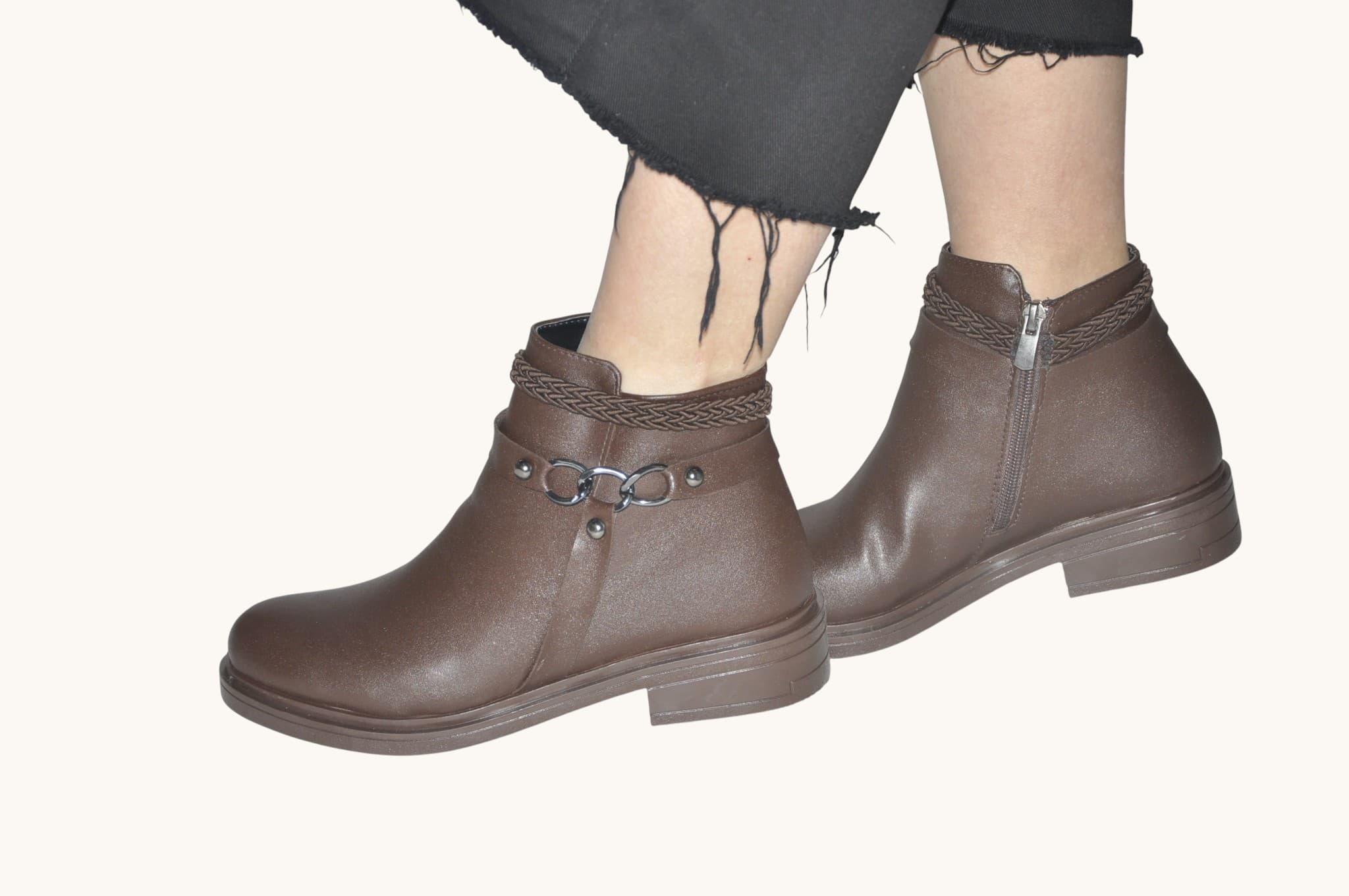 Örgü ve Halka Detaylı, Kahverengi Renk Düz Tabanlı Bilek Bot – Günlük Şık ve Konforlu Tasarım kadın