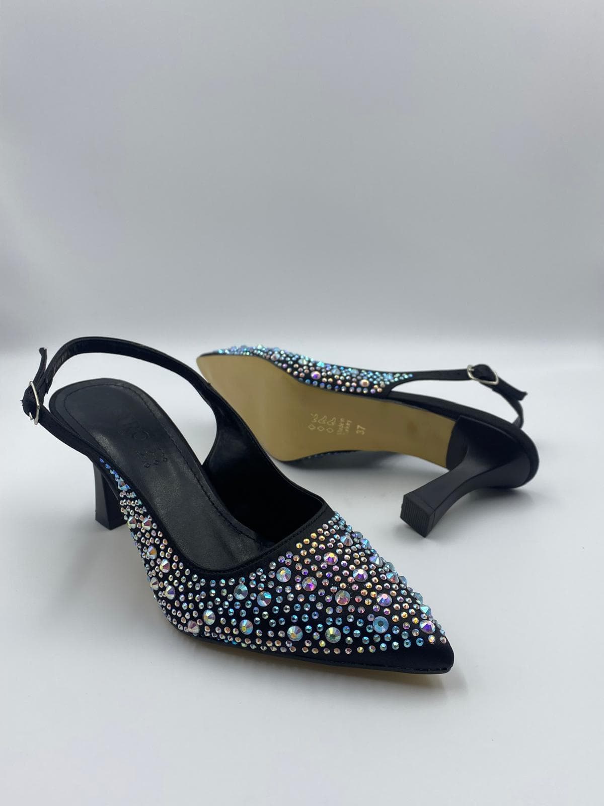 kocak-shoesun-siyah-tasli-topuklusu-ile-geceye-isiltini-yansit