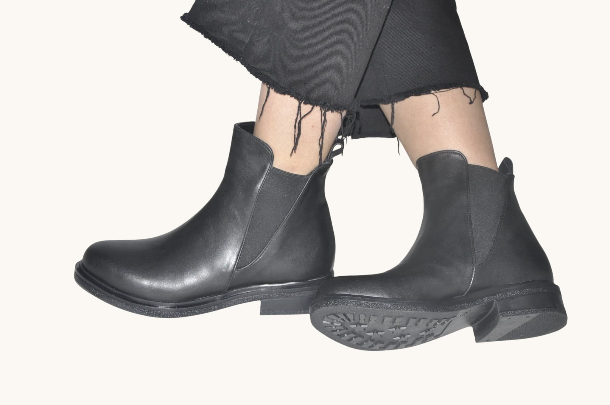 Rahat Kalıbı ve Sade Tasarımıyla Öne Çıkan, Siyah Renk Lastik Detaylı Bilek Bot – Günlük ve Zamansız Stil