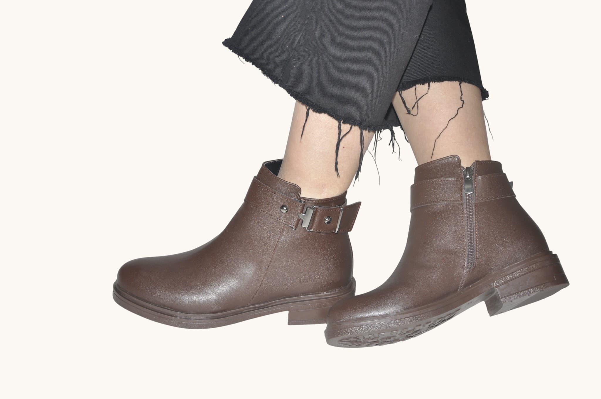 Tokalı Detaylı, Kahverengi Renk Düz Tabanlı Bilek Bot – Günlük Rahat ve Zamansız Stil