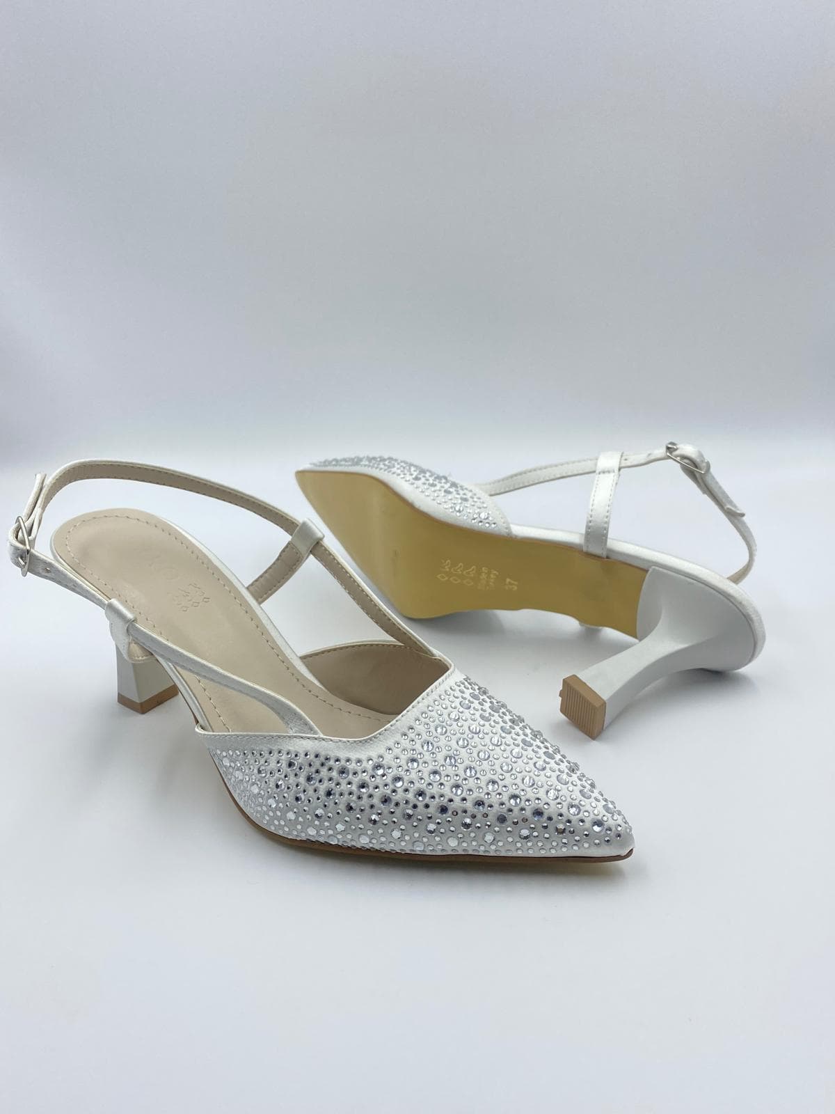 isiltili-tas-detaylariyla-zarafetin-simgesi-her-adimda-sikliginizi-konusturacak-kocak-shoes-yeni-sezon-topuklu-model