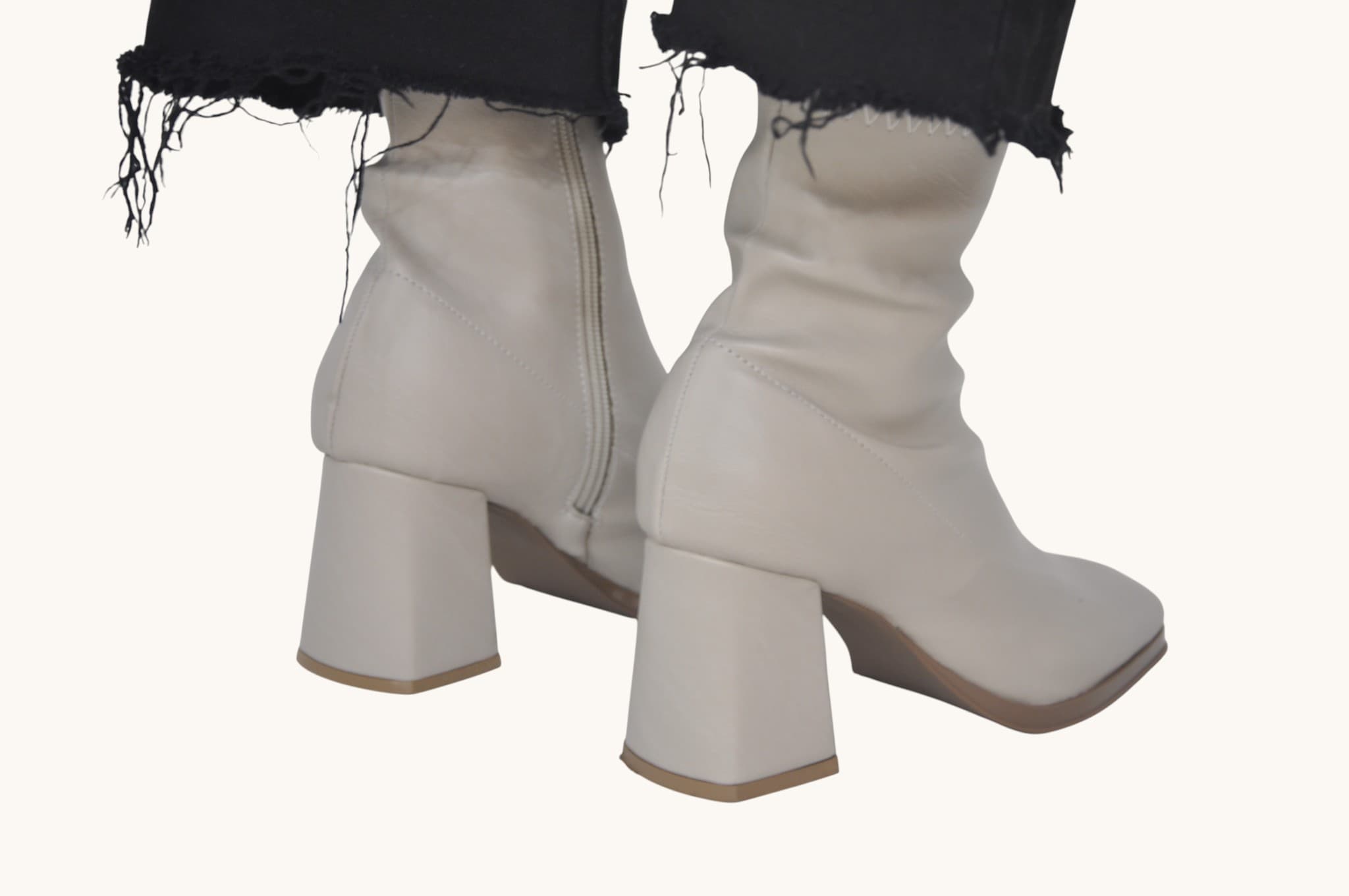 gunluk-siklik-ve-konforu-bir-arada-sunan-krem-renk-topuklu-bilek-bot-koleksiyonu-0010