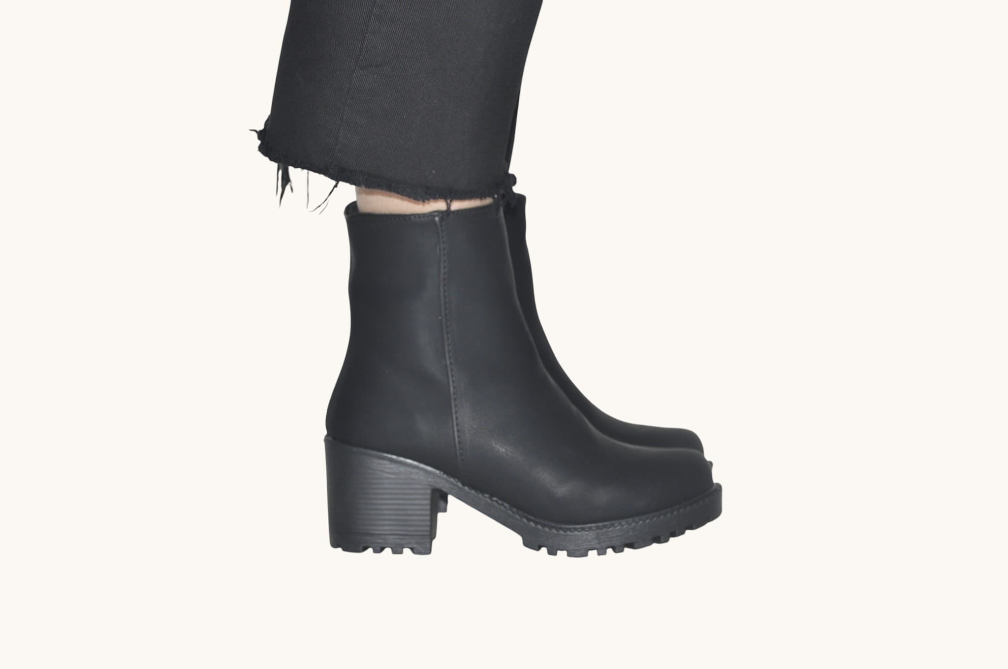 sik-ve-guclu-gunluk-kullanima-uygun-siyah-topuklu-bot-0029