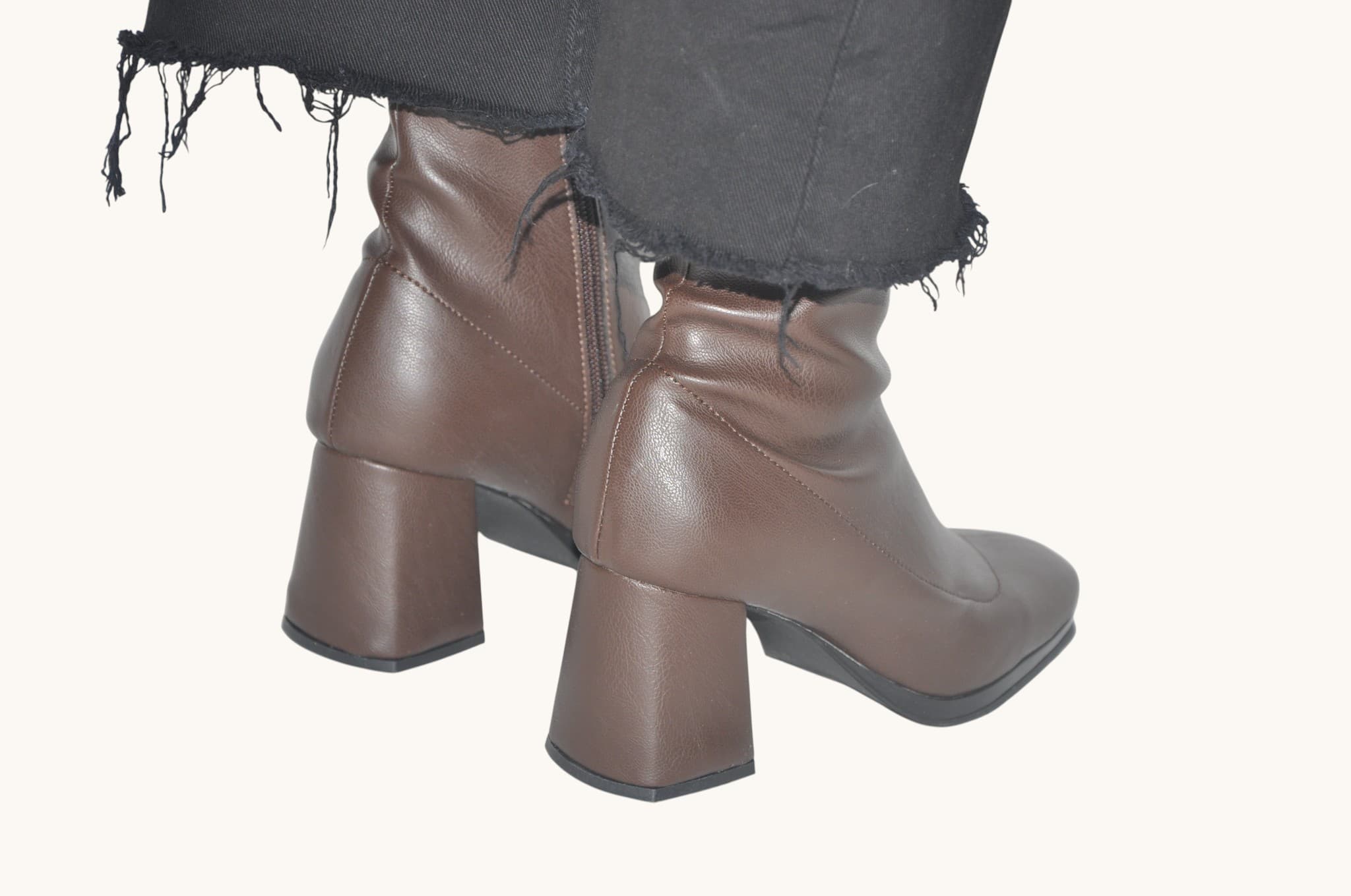 dogal-ve-zarif-gorunum-sunan-kahverengi-renk-topuklu-bilek-bot-gunluk-siklik-ve-konfor-bir-arada-0012