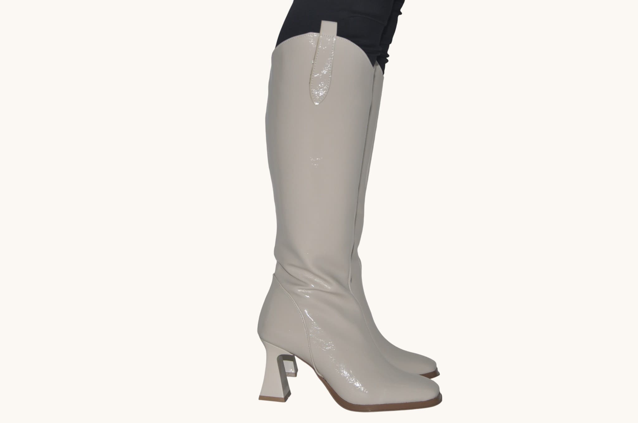 bej-parlak-ince-topuklu-diz-alti-cizme-0040