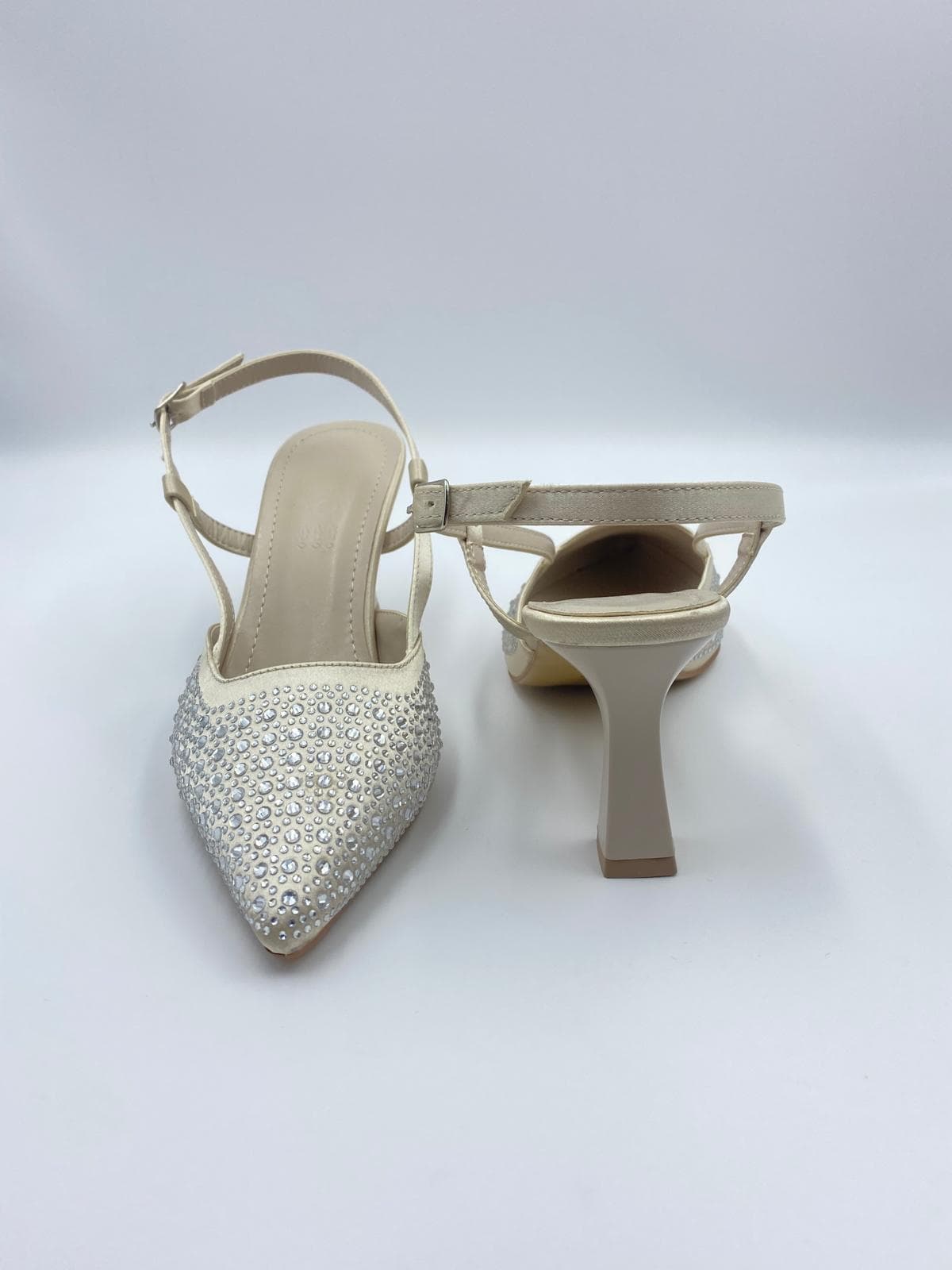 kocak-shoesun-sade-tasli-bej-topuklusu-ile-sikligin-zamansiz-yansimasi