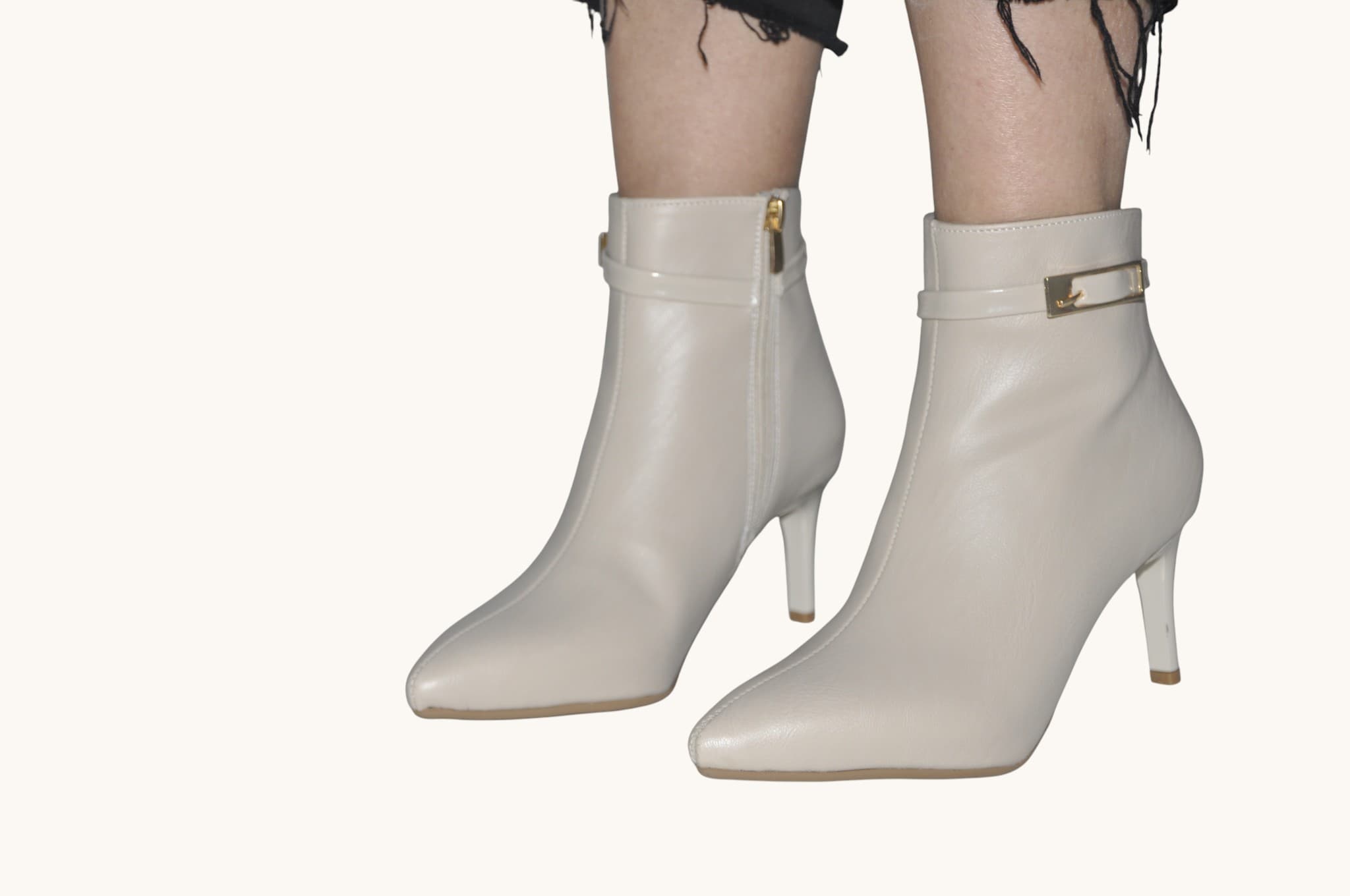 zarif-detaylariyla-one-cikan-krem-renk-ince-topuklu-bilek-bot-feminen-ve-modern-stil-0013