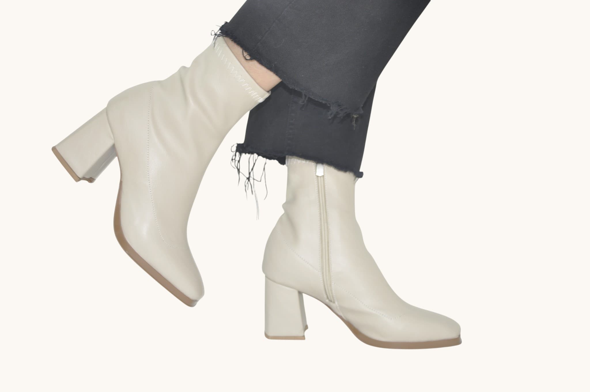 gunluk-siklik-ve-konforu-bir-arada-sunan-krem-renk-topuklu-bilek-bot-koleksiyonu-0010