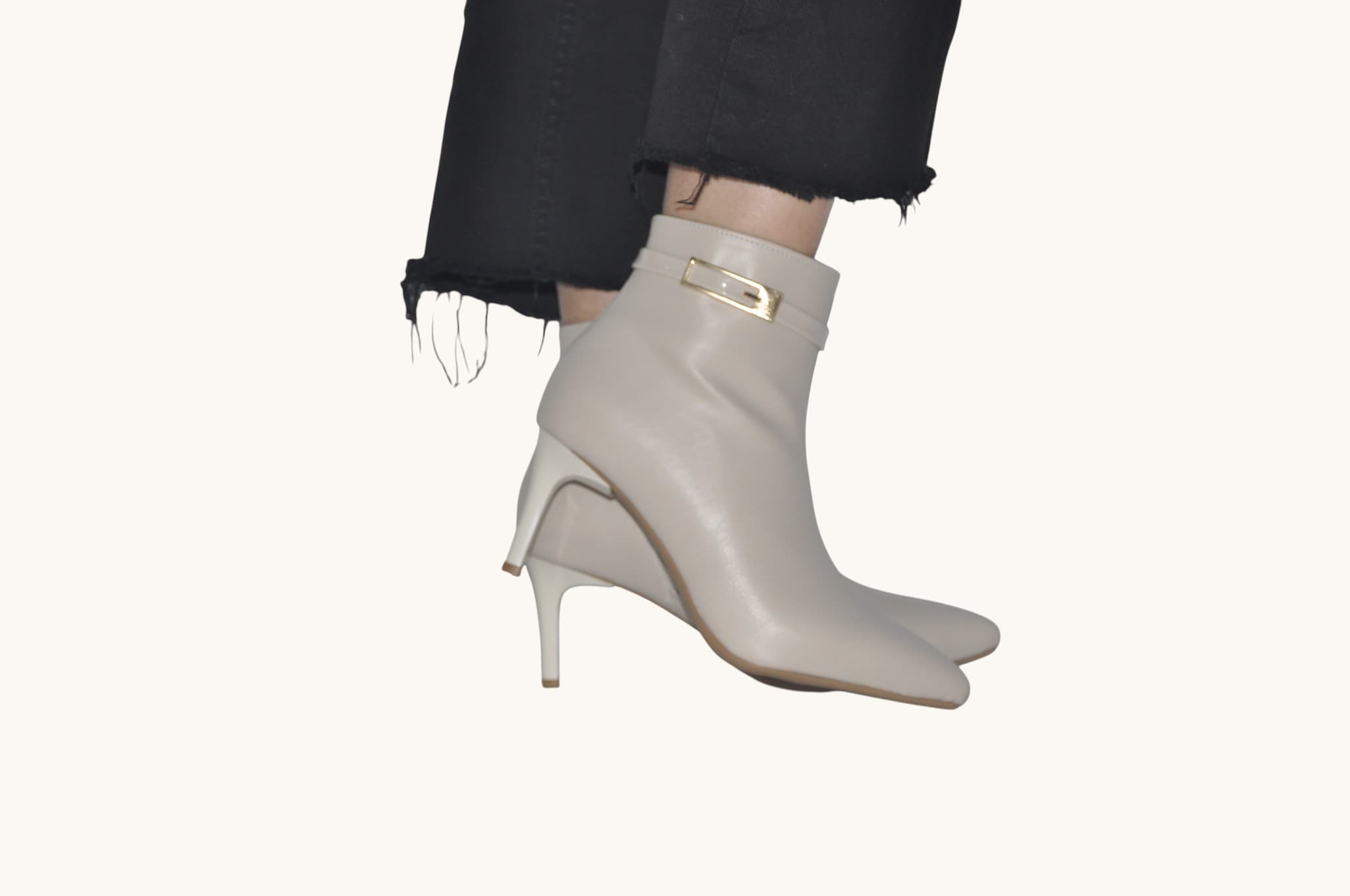 zarif-detaylariyla-one-cikan-krem-renk-ince-topuklu-bilek-bot-feminen-ve-modern-stil-0013