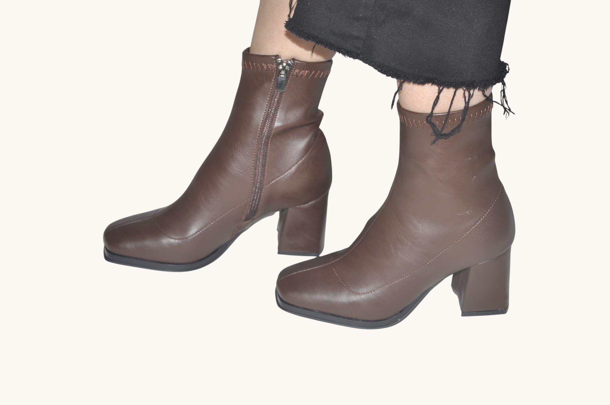 Doğal ve Zarif Görünüm Sunan, Kahverengi Renk Topuklu Bilek Bot – Günlük Şıklık ve Konfor Bir Arada