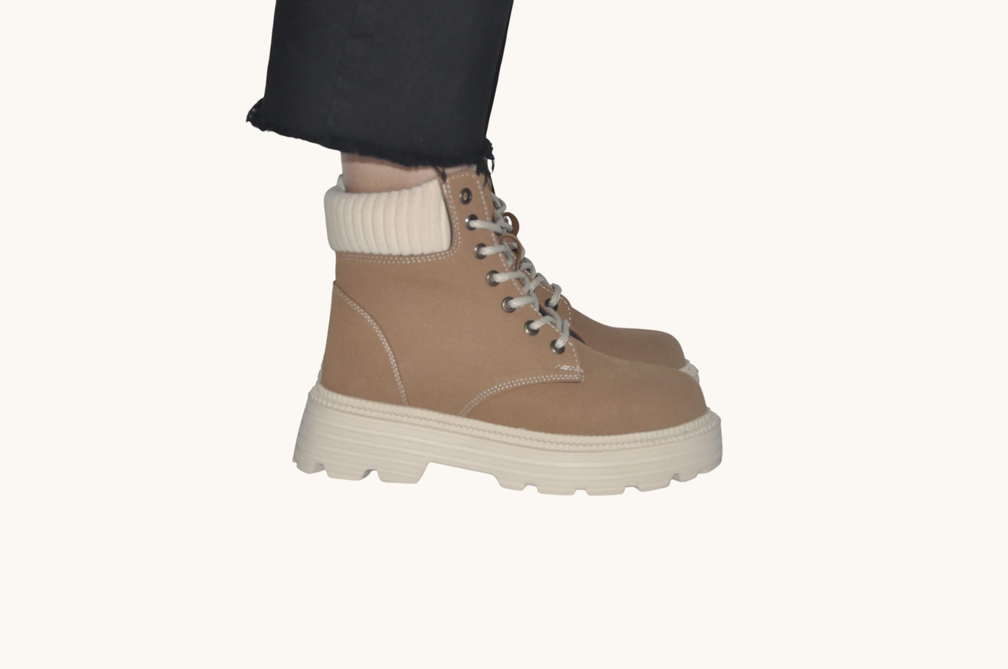 sicak-dokunuslarla-modern-konfor-bej-kalin-tabanli-bot-0027