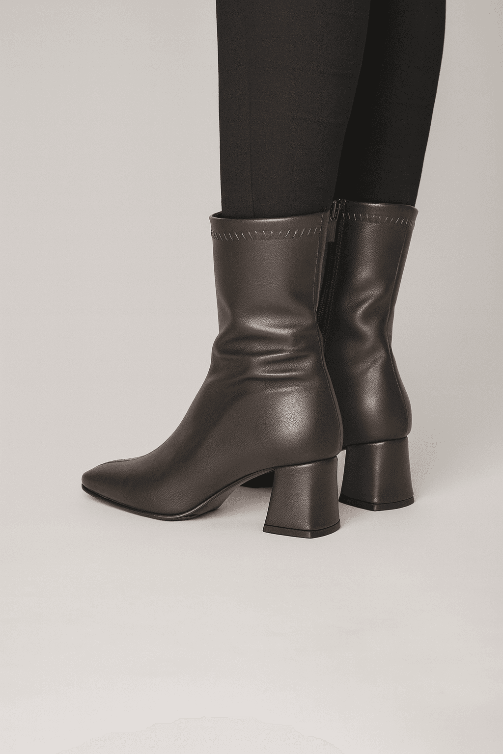 koyu-kahverengi-ince-uclu-yuksek-bilek-fermuarli-kadin-topuklu-cizme-modern-zarif-tasarim-and-gun-boyu-rahatlik-b0010